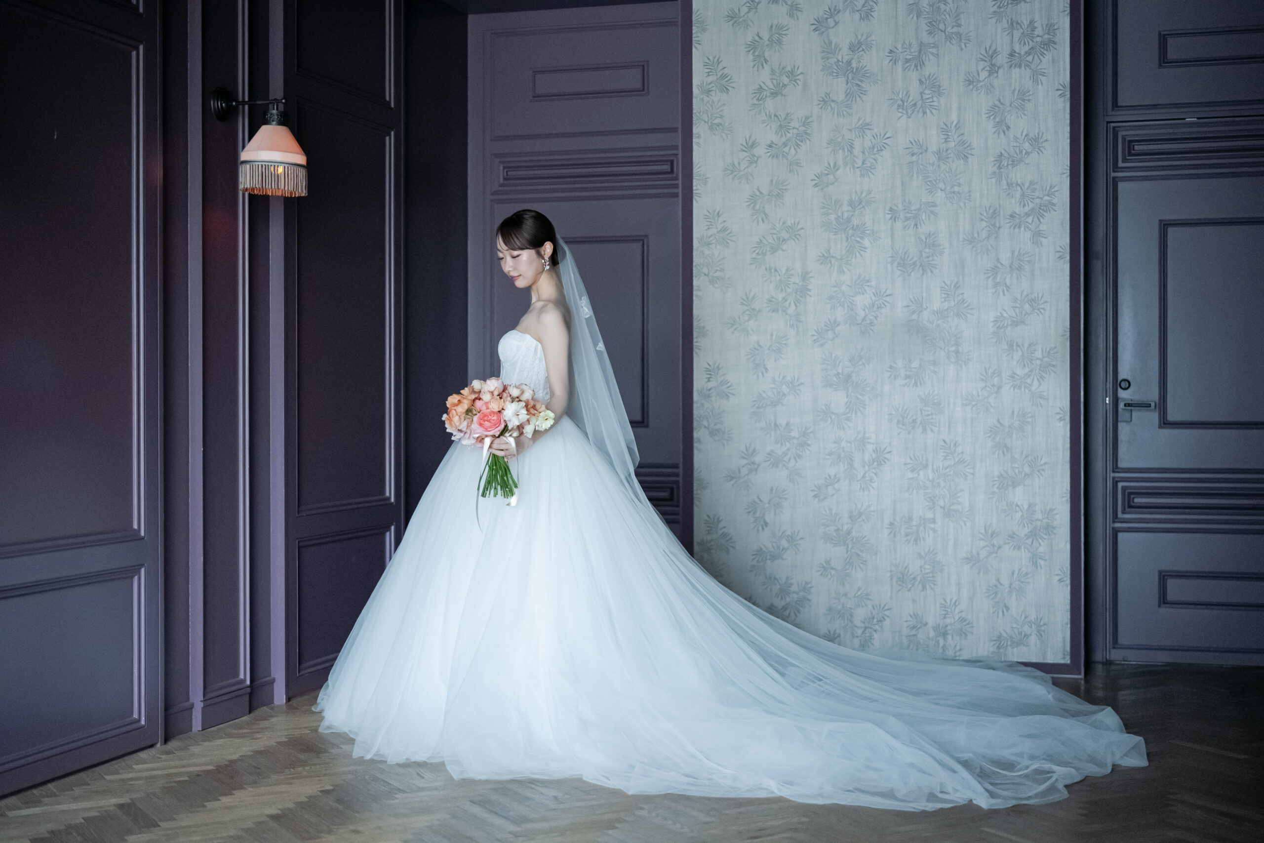 モニークルイリエのチュールをふんだんに使用したAラインのウェディングドレス