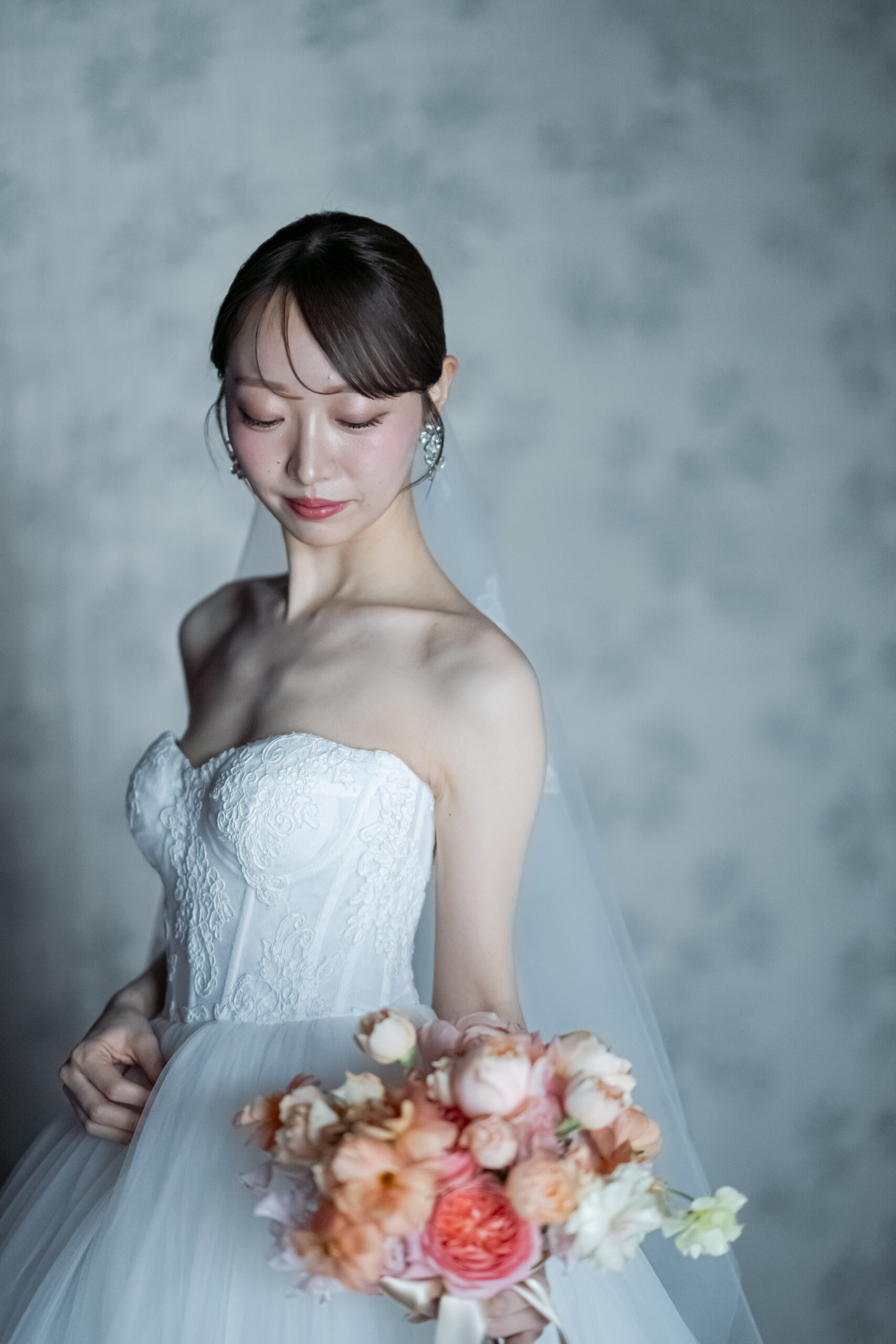 トリートで取り扱う、モニークルイリエのウェディングドレスを身にまとう花嫁