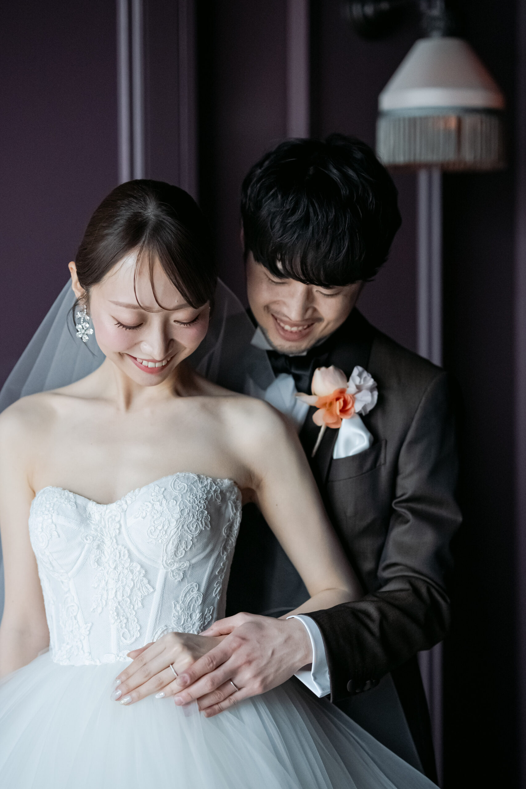 イタリア製のカルーゾのタキシードとNYブランドモニークルイリエのウェディングドレスを着用する花嫁