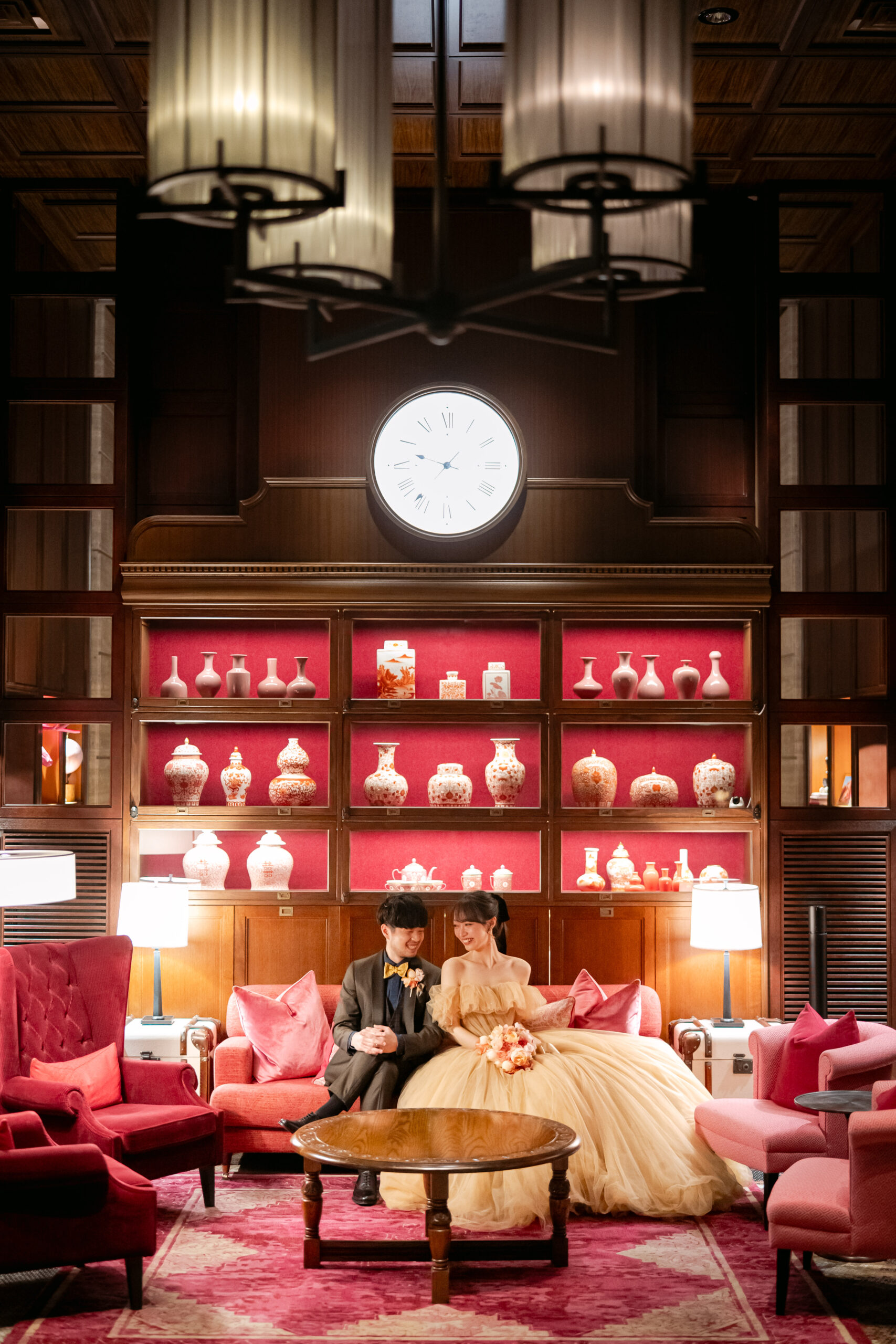 オリエンタルホテル神戸のエントランスで写真を撮る新郎新婦