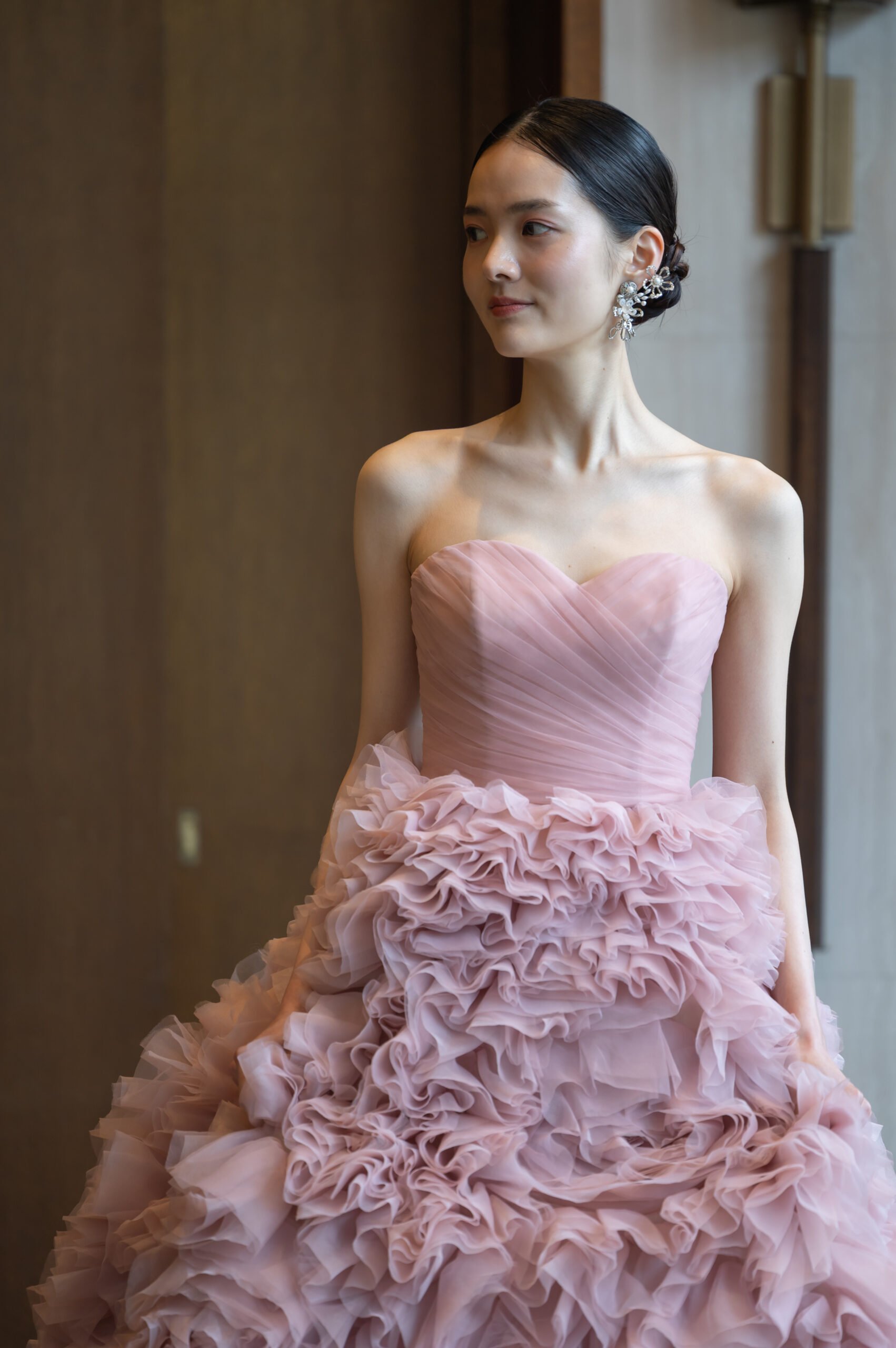 トリート大阪店のオリジナルカラードレスはチュールを贅沢に使用したもこもこが可愛く、色味も大人かわいいモーヴピンクのカラードレスです