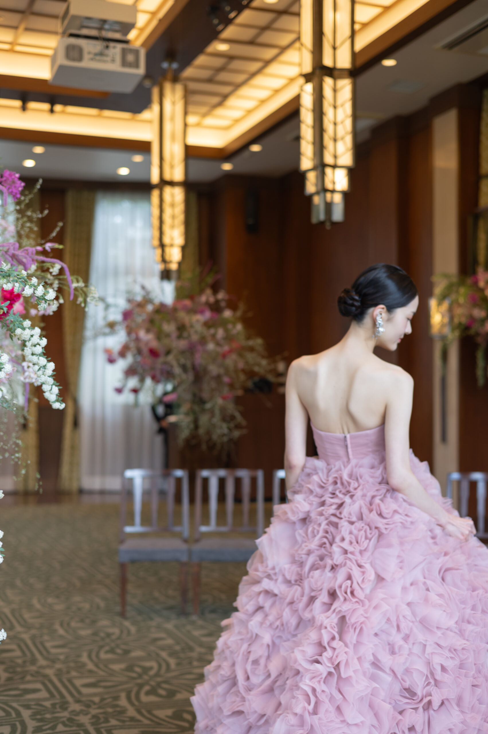 関西エリアの花嫁に人気なチュールのプリンセスラインのカラードレスは提携会場のザガーデンオリエンタル大阪にも映えます