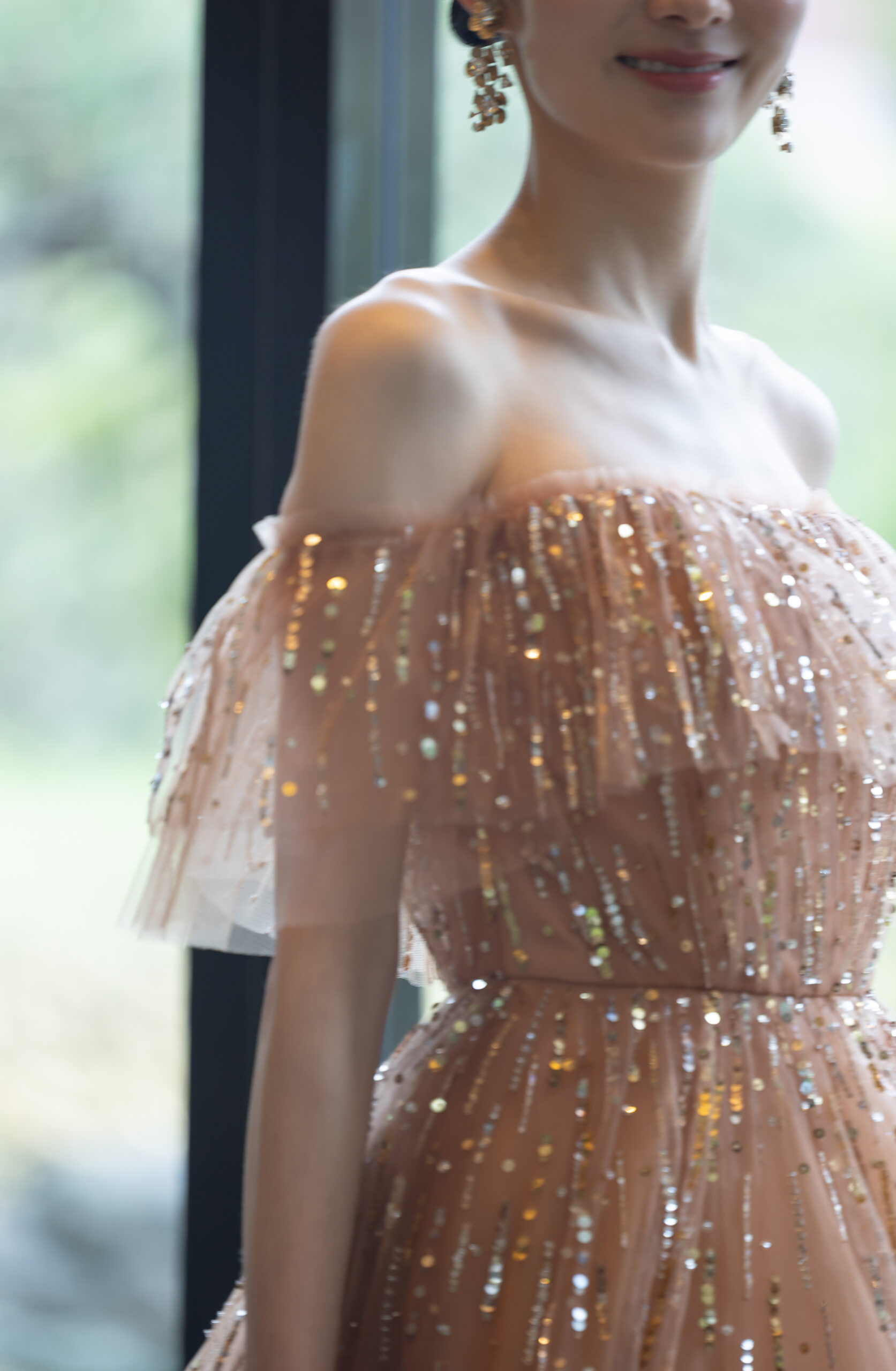 チュールでキラキラしている、オフショルダーのカラードレスは、TREAT MAISONから発表された新作のオリジナルカラードレスです