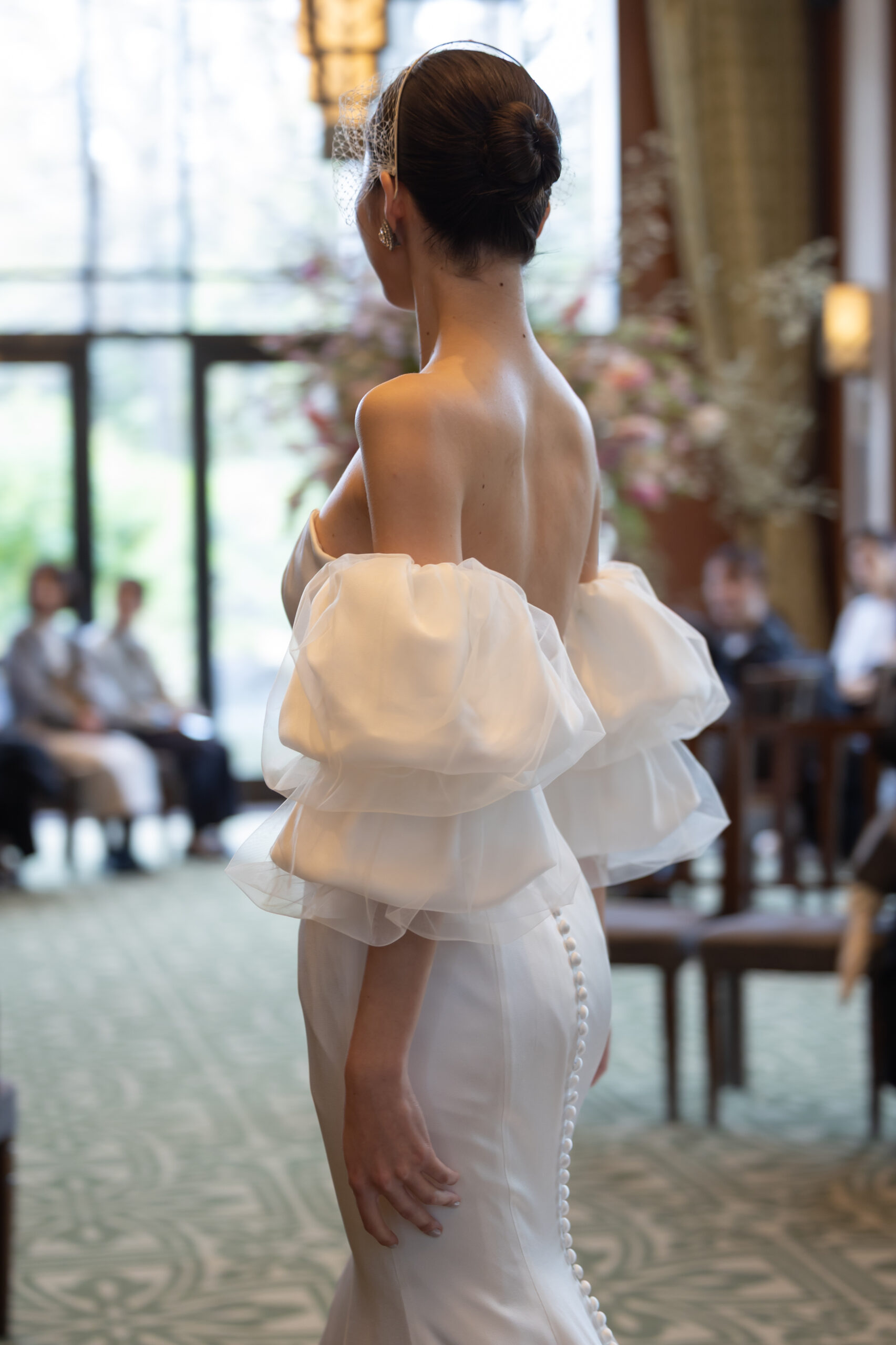 トレンドのパフスリーブのマーメードウェディングドレスはトリート大阪店限定で入荷しています