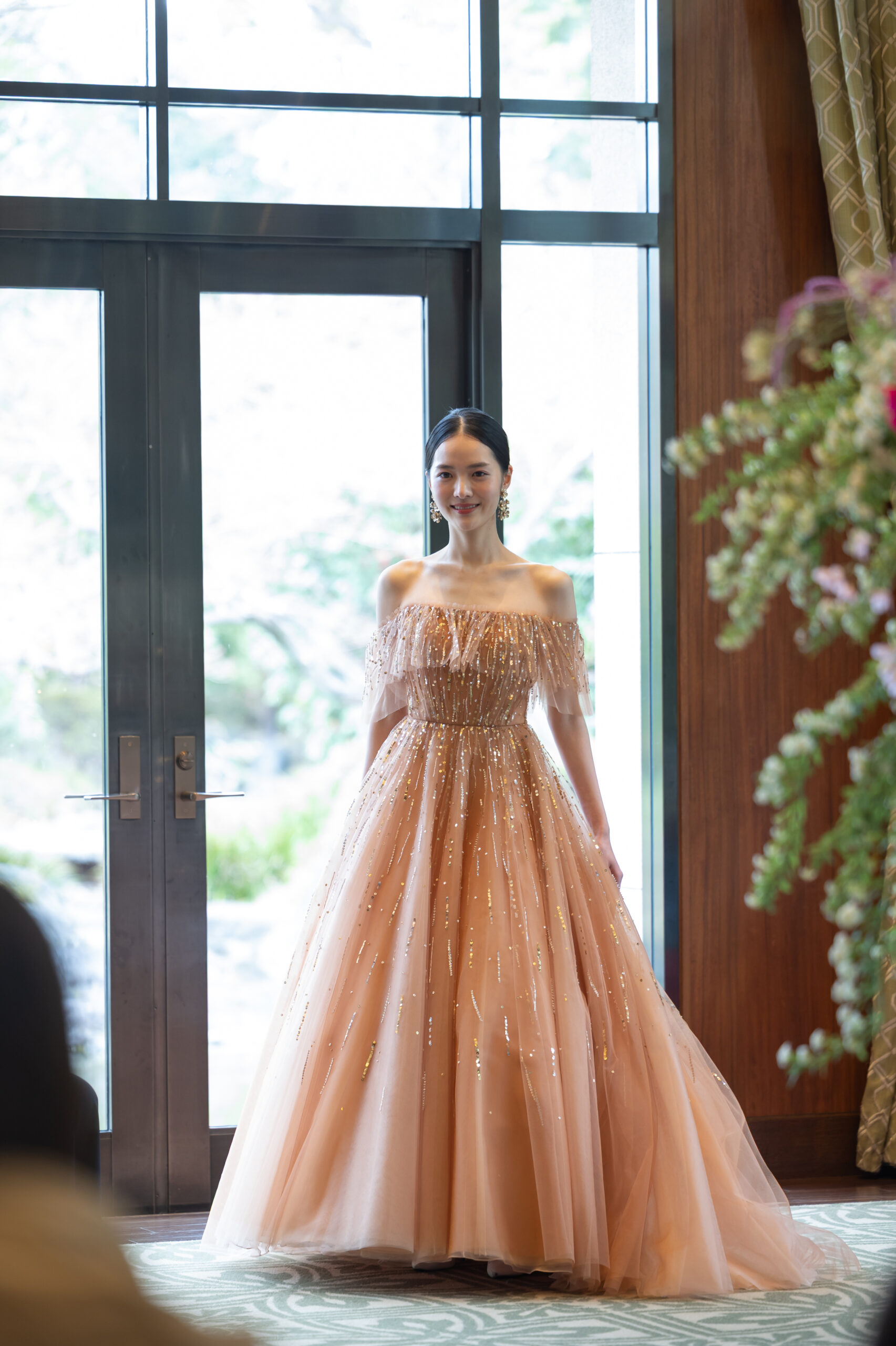 トリート大阪店が関西エリアの花嫁におすすめの、スパンコールでキラキラのAラインのベージュのカラードレス