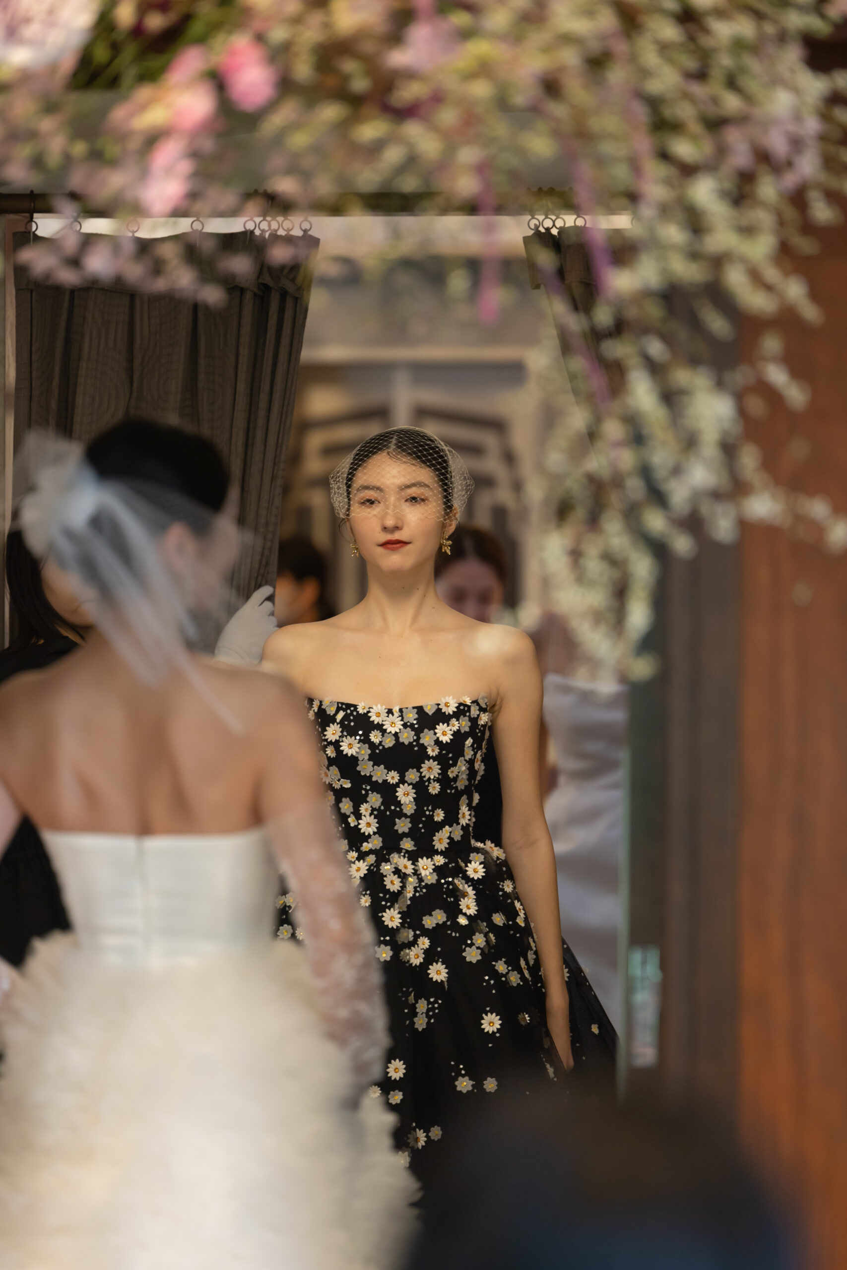 ザ ガーデン オリエンタル大阪のブライダルフェアで開催されたドレスショーで発表された、モニークルイリエのブラックカラードレスと、トリートメゾンのウェディングドレス