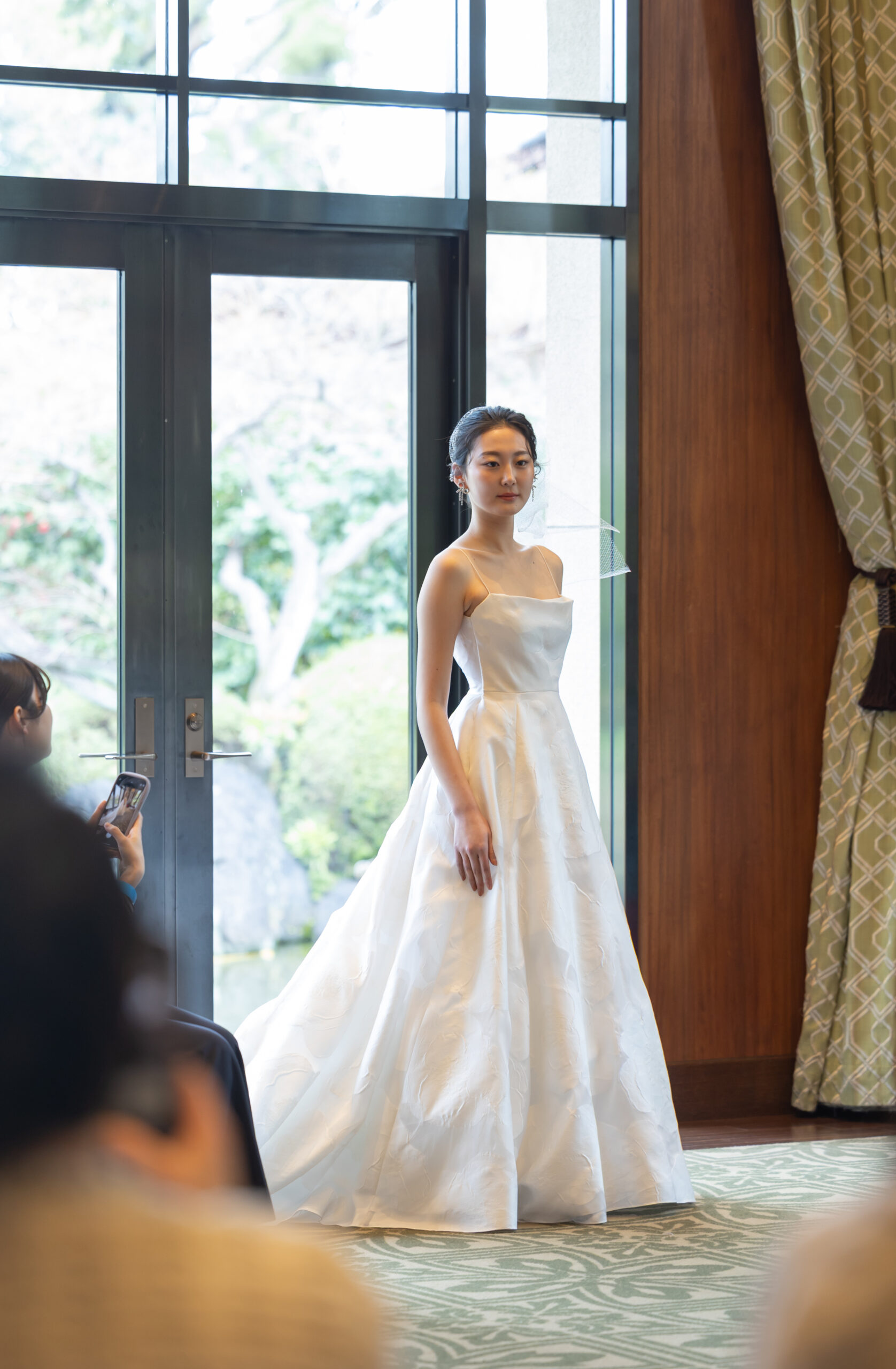 レラローズのAラインのウェディングドレスは、スパゲッティストラップのモダンさとシルエットが美しい一着