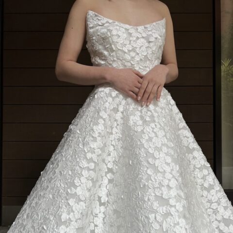 トリート福岡店でレンタルいただけるリーム アクラのフラワーモチーフのAラインのウェディングドレス