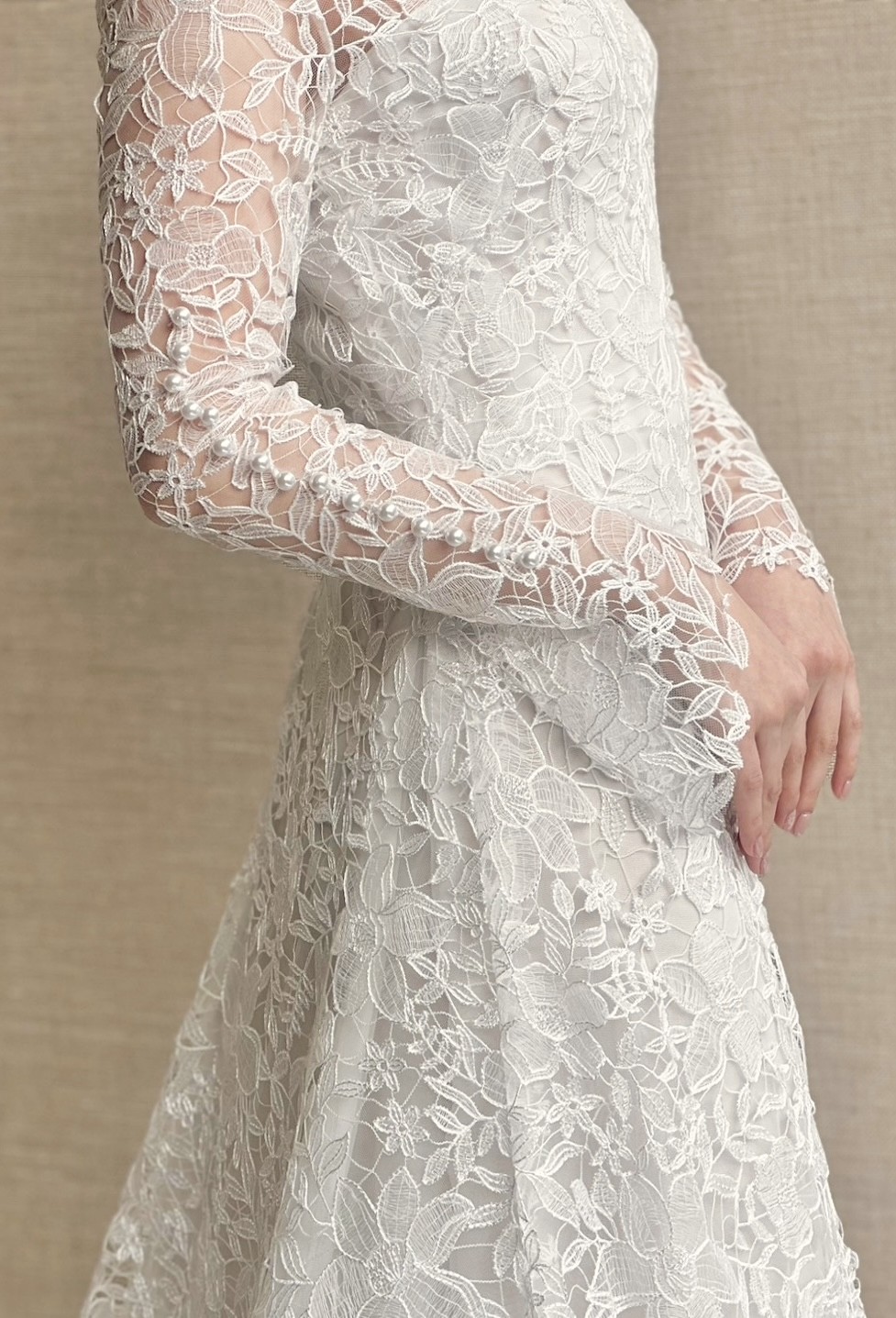 華やかな総レースが美しいAラインのウェディングドレス