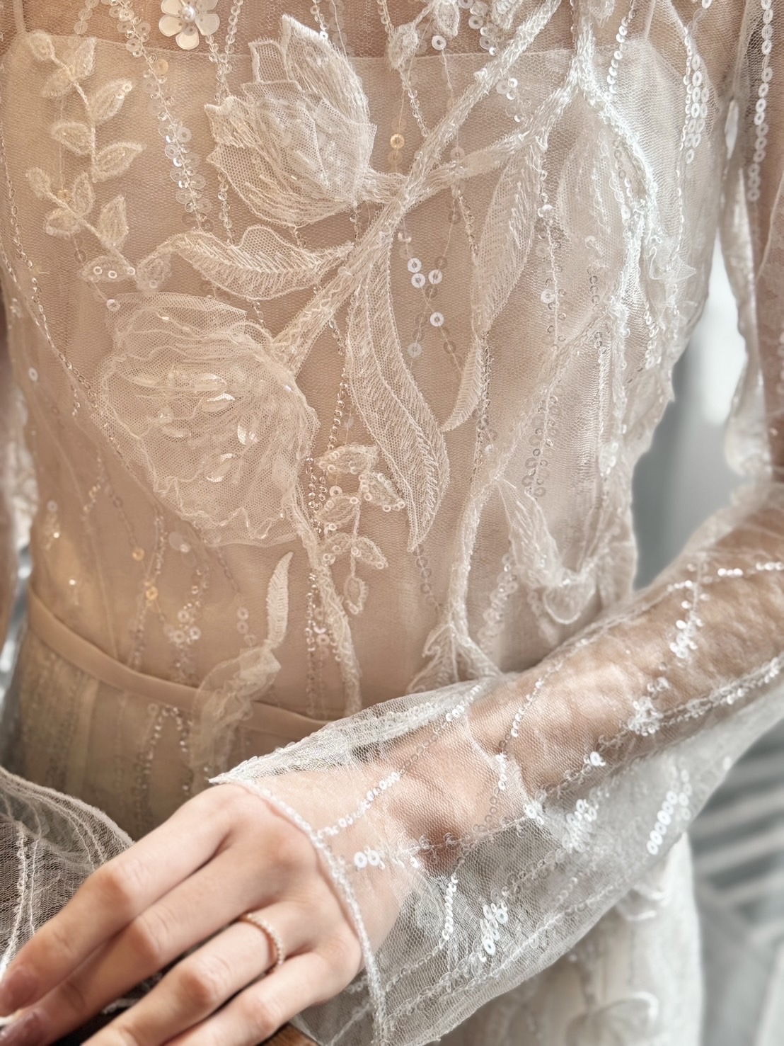 ミラ ズウィリンガーならではの繊細なフラワーモチーフの刺繍と可憐に輝くビジューが美しいウェディングドレスをTHE TREAT DRESSING名古屋店よりご紹介いたします