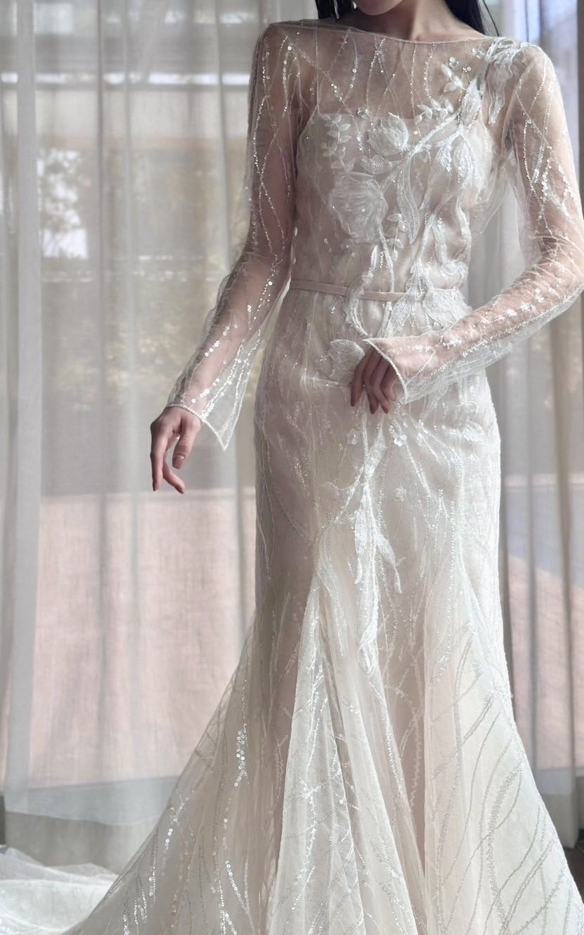 フレアに広がる袖とフラワーモチーフの刺繍は動きに合わせて揺れることでしなやかさをを演出し、見る人を魅了します