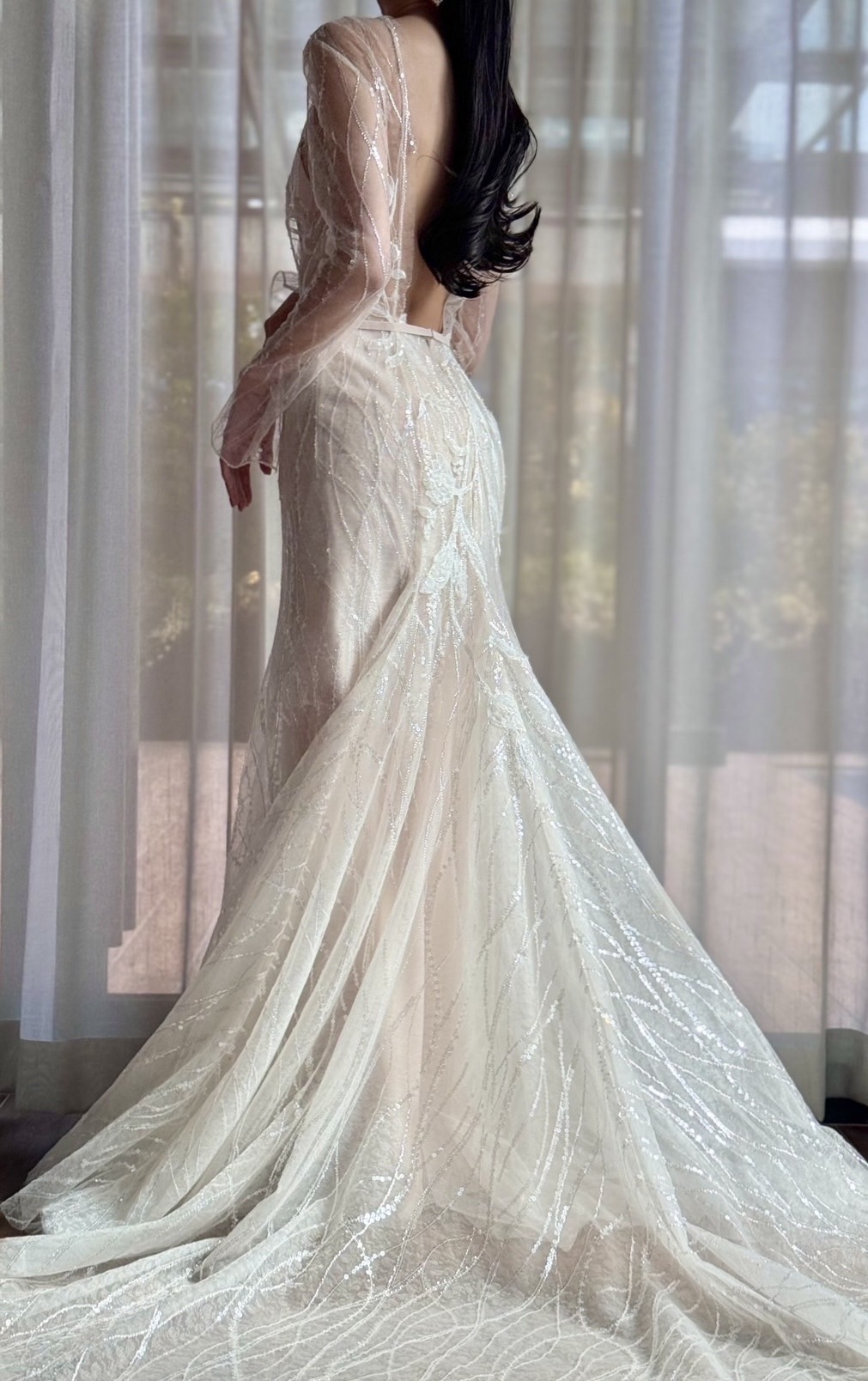 動きのあるビジューとシルエットが美しいマーメイドラインのウェディングドレスをご紹介いたします