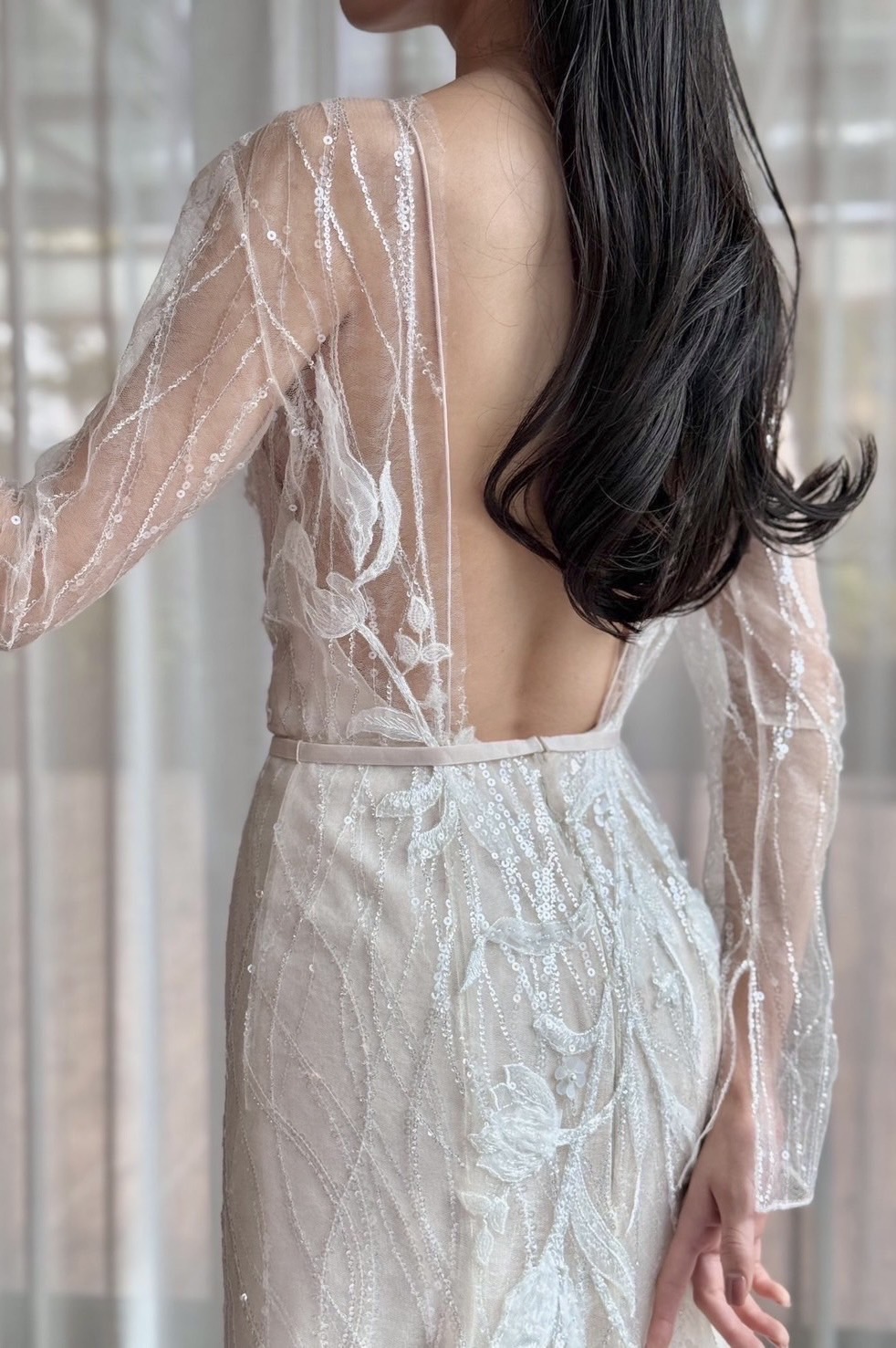 大胆に開くバックスタイルはエレガントさとリラックス感を感じさせ、腰元から動きのある刺繍がより華やかさを演出します