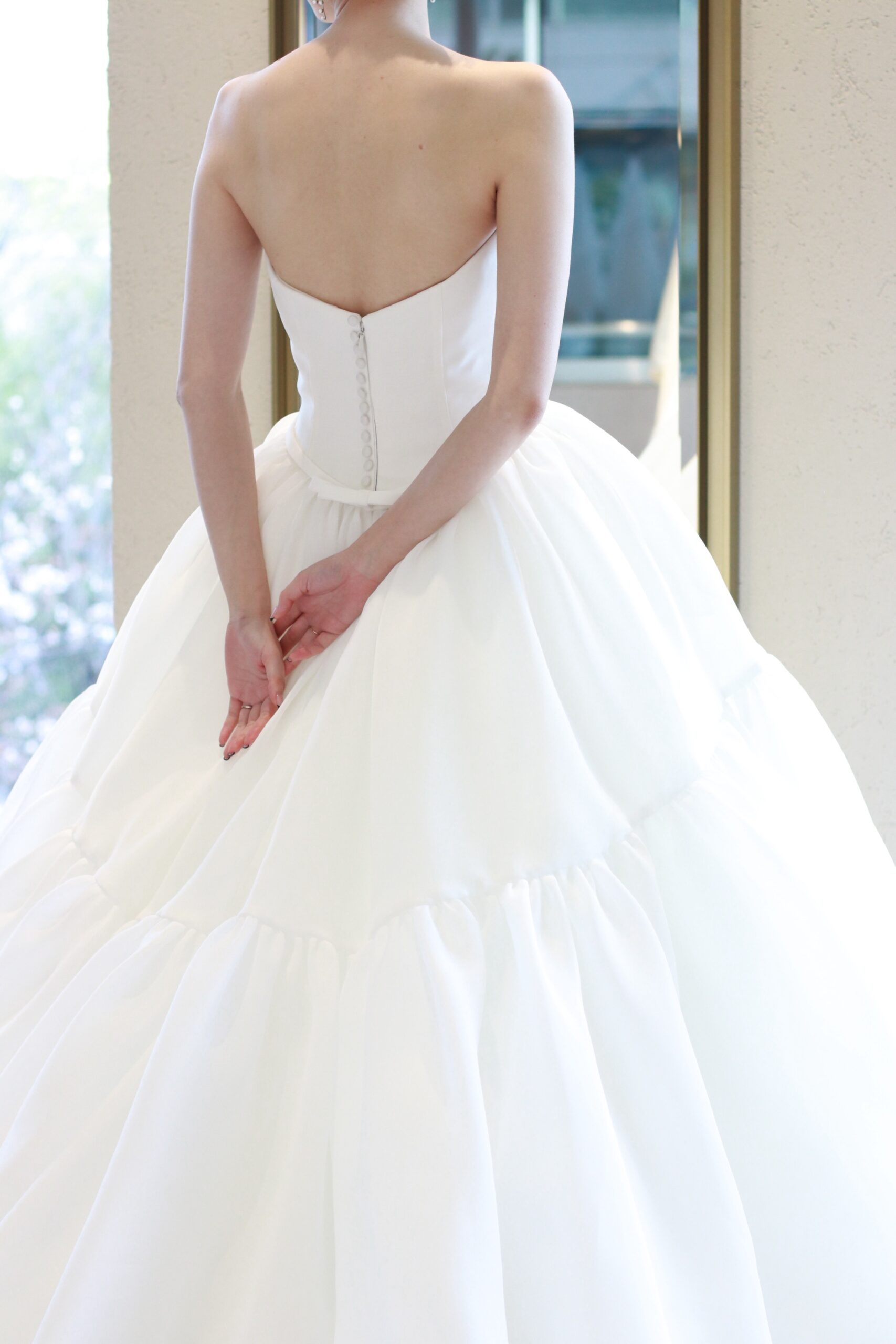 ザマークグランドホテルで結婚式を挙げられる埼玉花嫁におすすめしたいアムサーラの新作ウェディングドレスはバックスタイルのシルエットも美しいプリンセスラインの一着