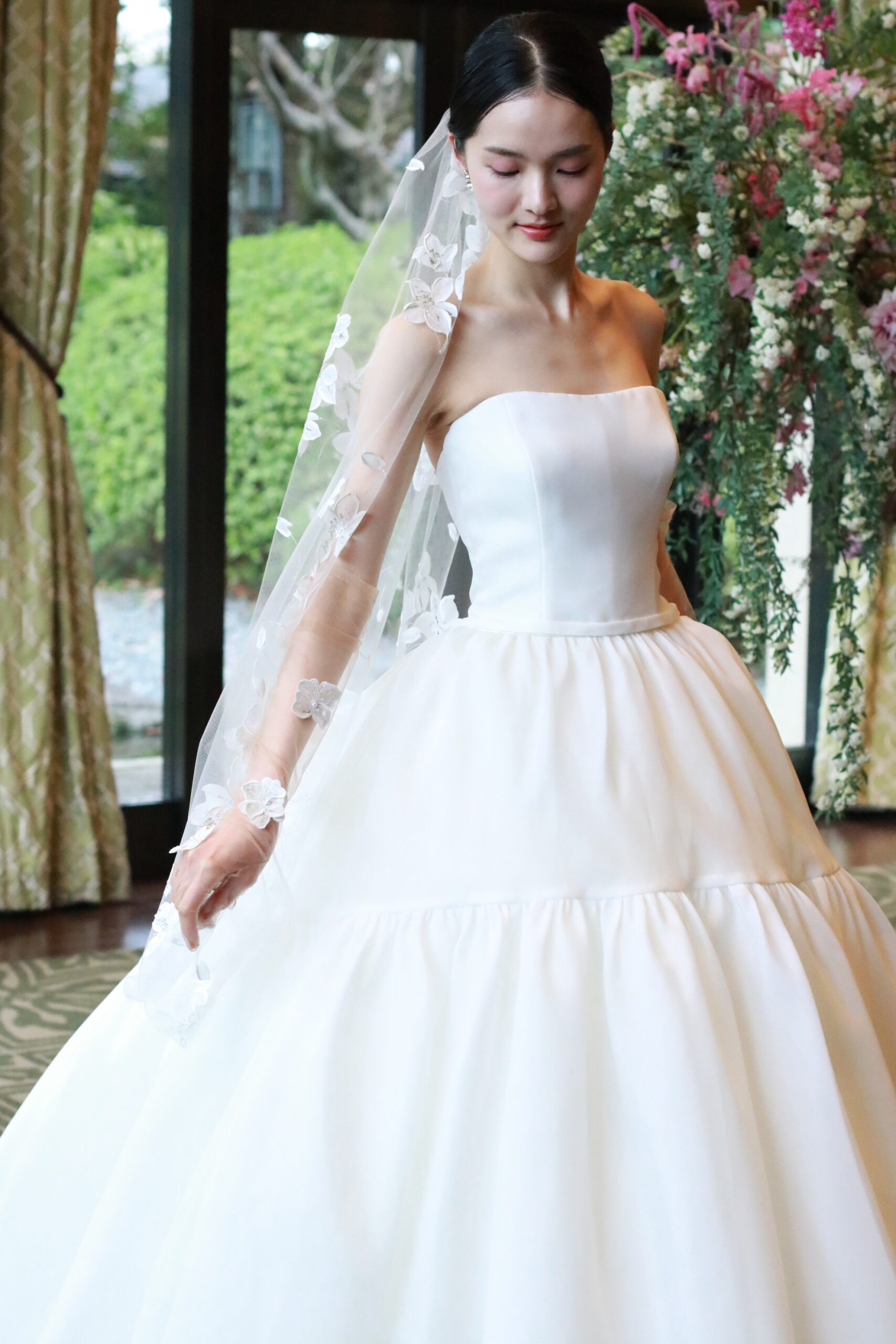 アムサーラの新作ウェディングドレスは、ティアードがビックボリュームを強調する、美しいシルエットです