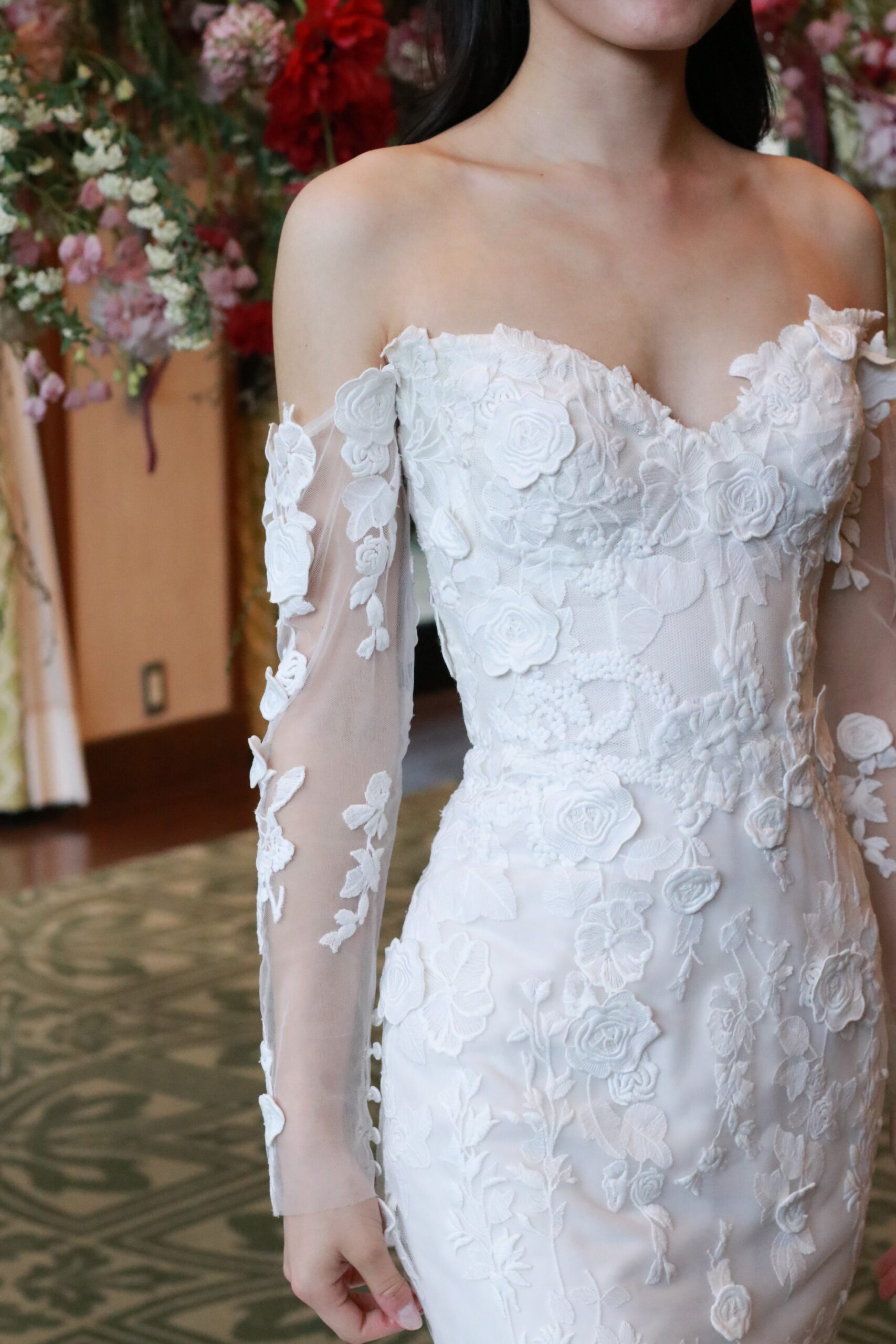 スタイルがよく見えるマーメイドラインの総レースウェディングドレスは、モニークルイリエ