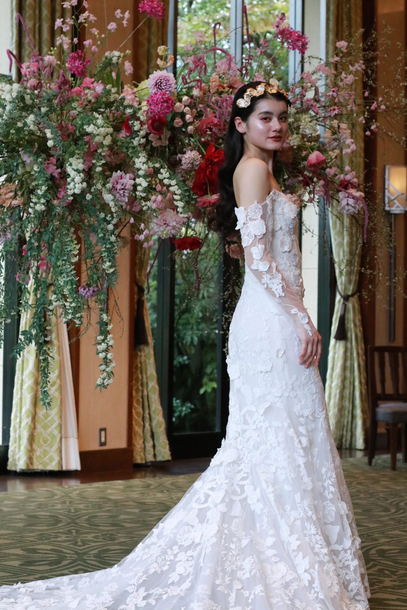 総レースのマーメイドラインのウェディングドレスは、2way仕様になっており、モニークルイリエのドレスです