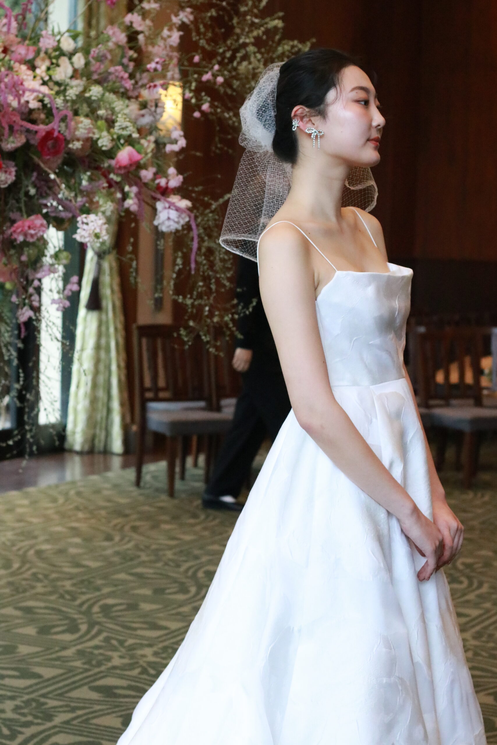 トリート大阪店で取り扱う、レラ ローズのAラインの新作ウェディングドレスをドレスショーで先行リリースしました。