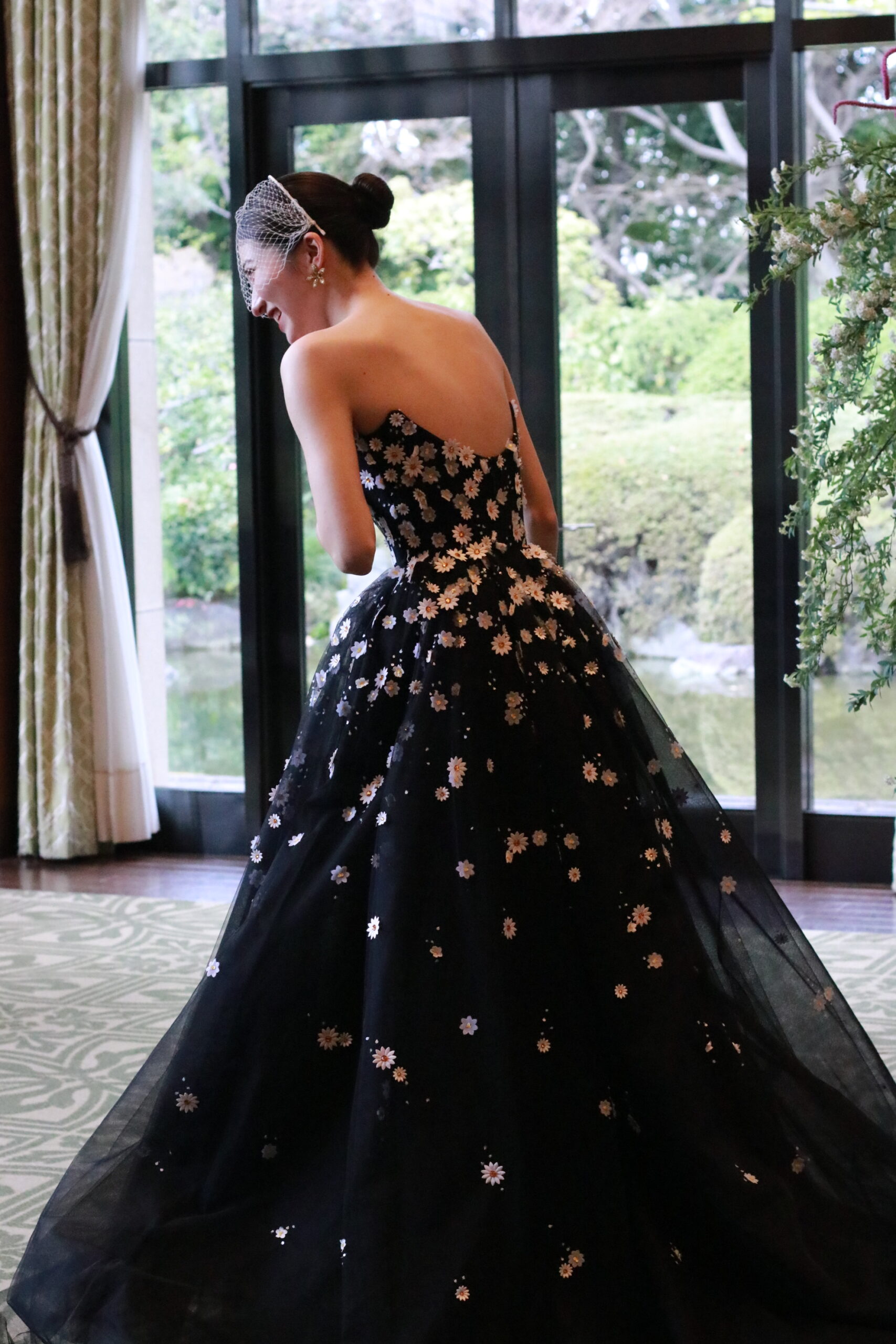 モニークルイリエのブラックカラードレスはAラインのシルエットが美しく、チュール素材でデザインされています。