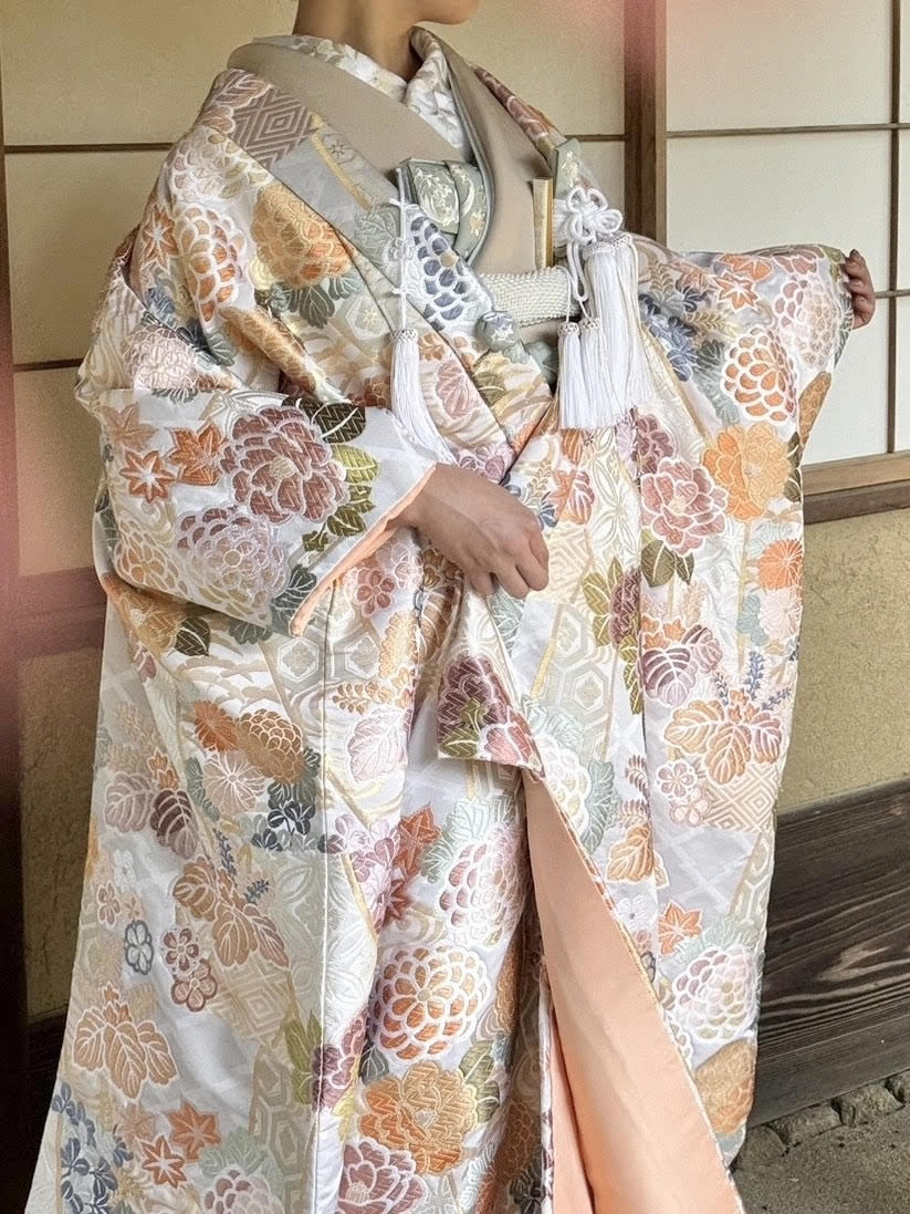 華やかさを演出しながらも華美になりすぎることなく高貴な印象の色打掛