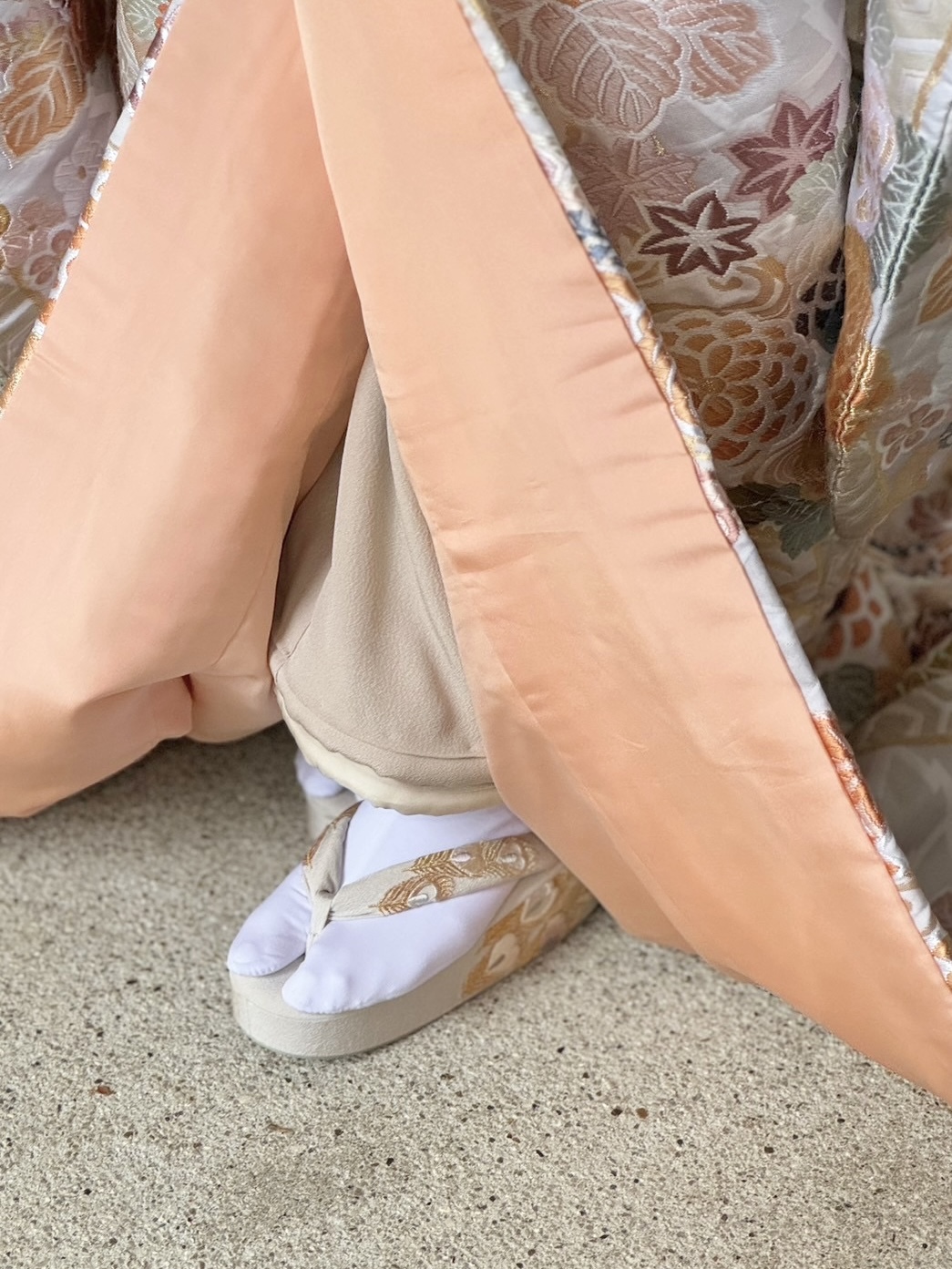 金糸の刺繍の草履を合わせることで足元まで豪華な色打掛のコーディネート