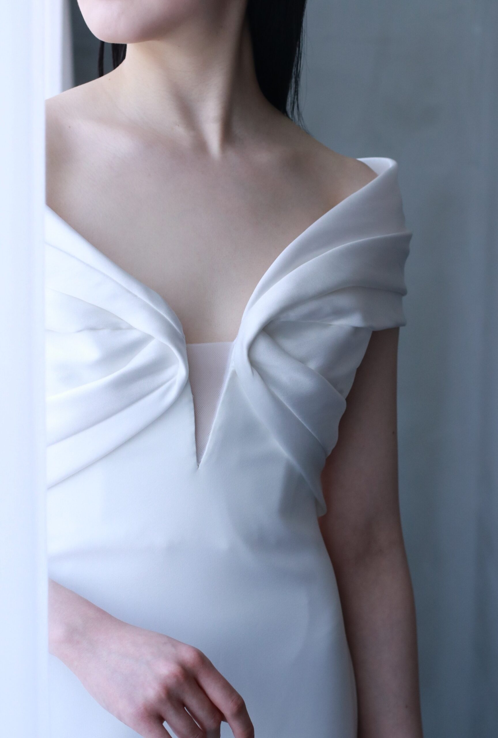 上半身の立体的かつ大胆なカッティングは女性らしいデコルテを美しく引き立たせ、クラシカルさとモダンなエッセンスの融合がリームアクラの魅力がつまった一着です。