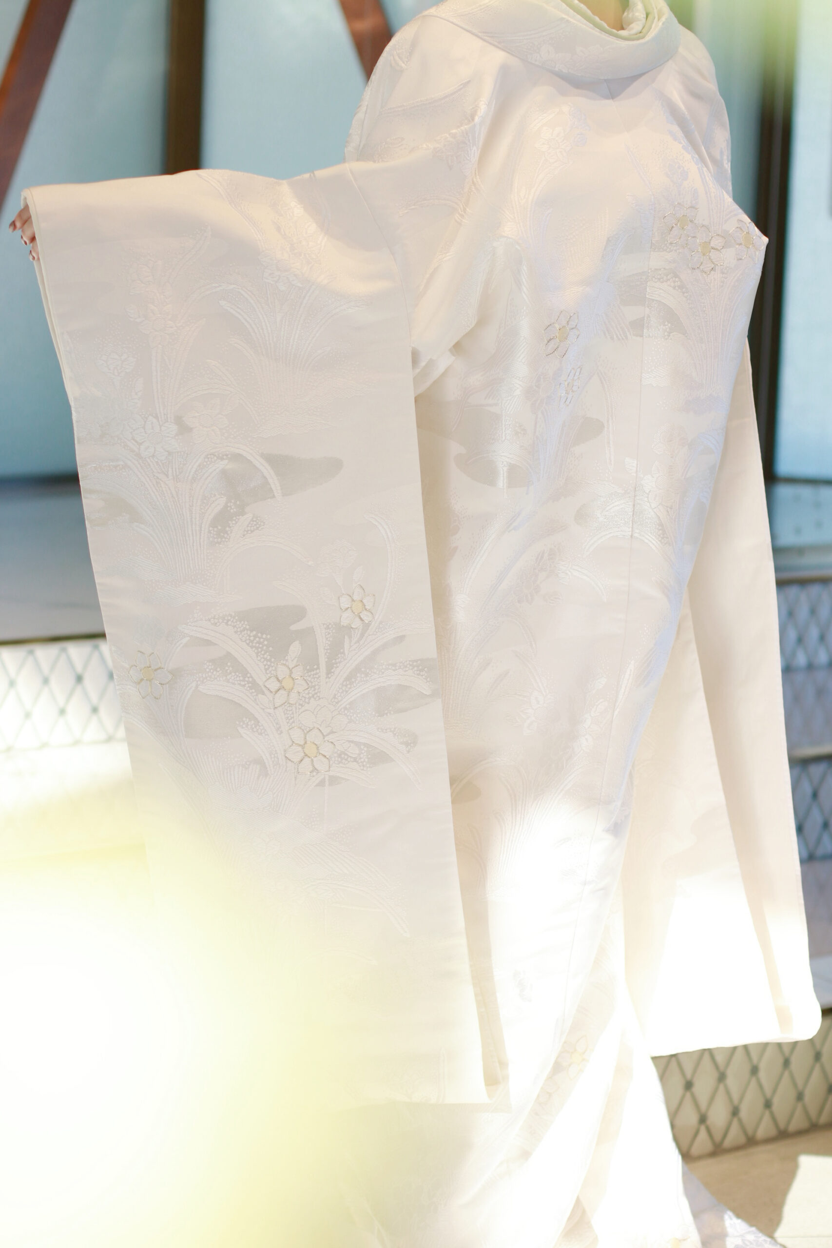 白無垢の凛とした印象の中に可憐な水仙の花が映える一着。ザマークグランドホテルの木の温かみを感じられるチャペルにも美しく映えます。