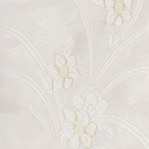 白地に咲く水仙の花が可憐で凛とした女性らしさを表現する白無垢。チャペルの柔らかい光が差し込むと陰影がより美しく映えます。