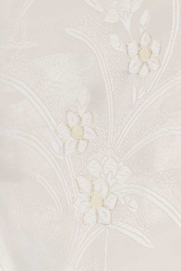 白地に咲く水仙の花が可憐で凛とした女性らしさを表現する白無垢。チャペルの柔らかい光が差し込むと陰影がより美しく映えます。