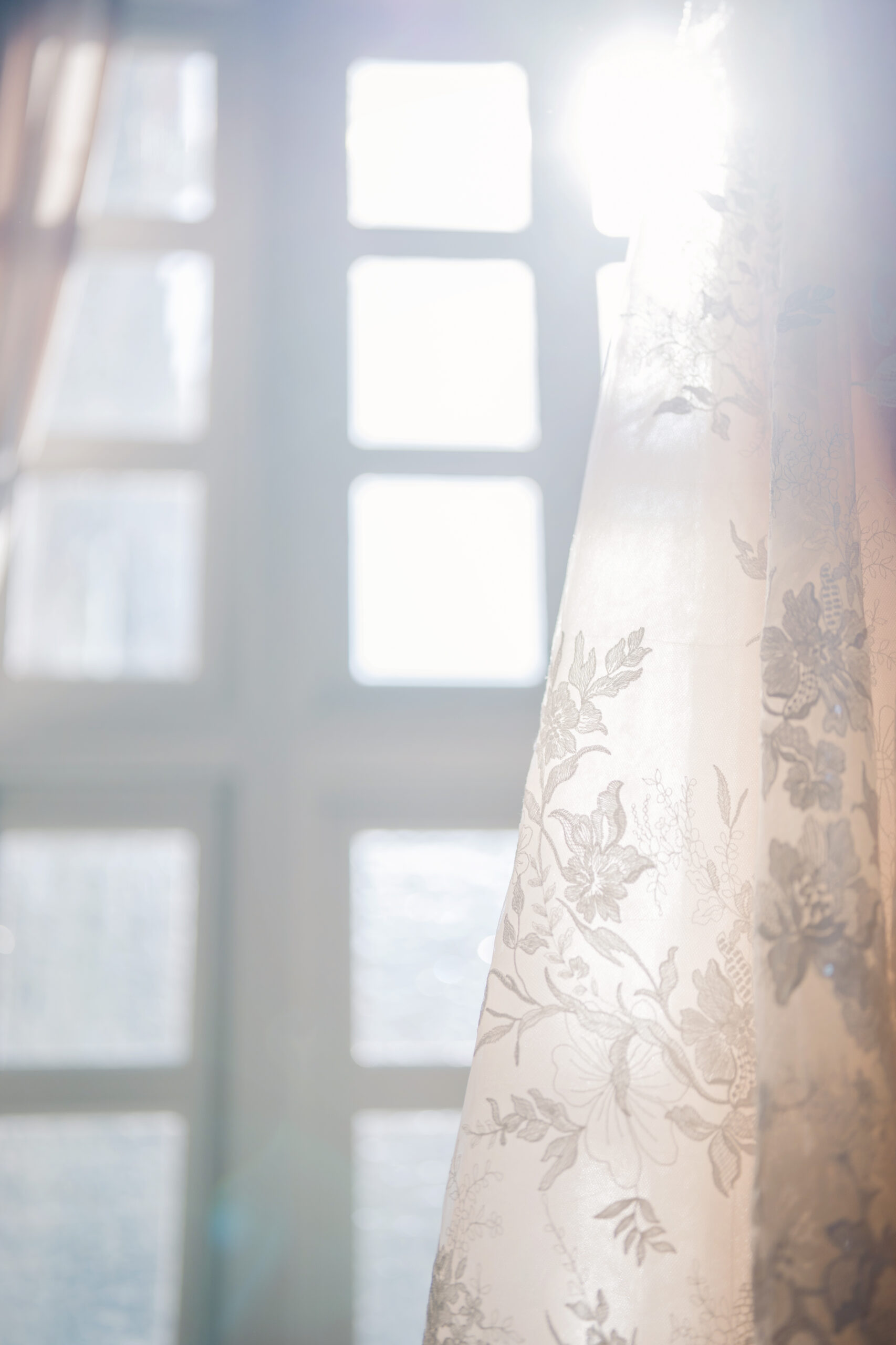 窓からたっぷりと差し込む柔らかな自然光が差し込み、モニークルイリエの刺繍とスパンコールが美しいAラインのウェディングドレスが輝きます。