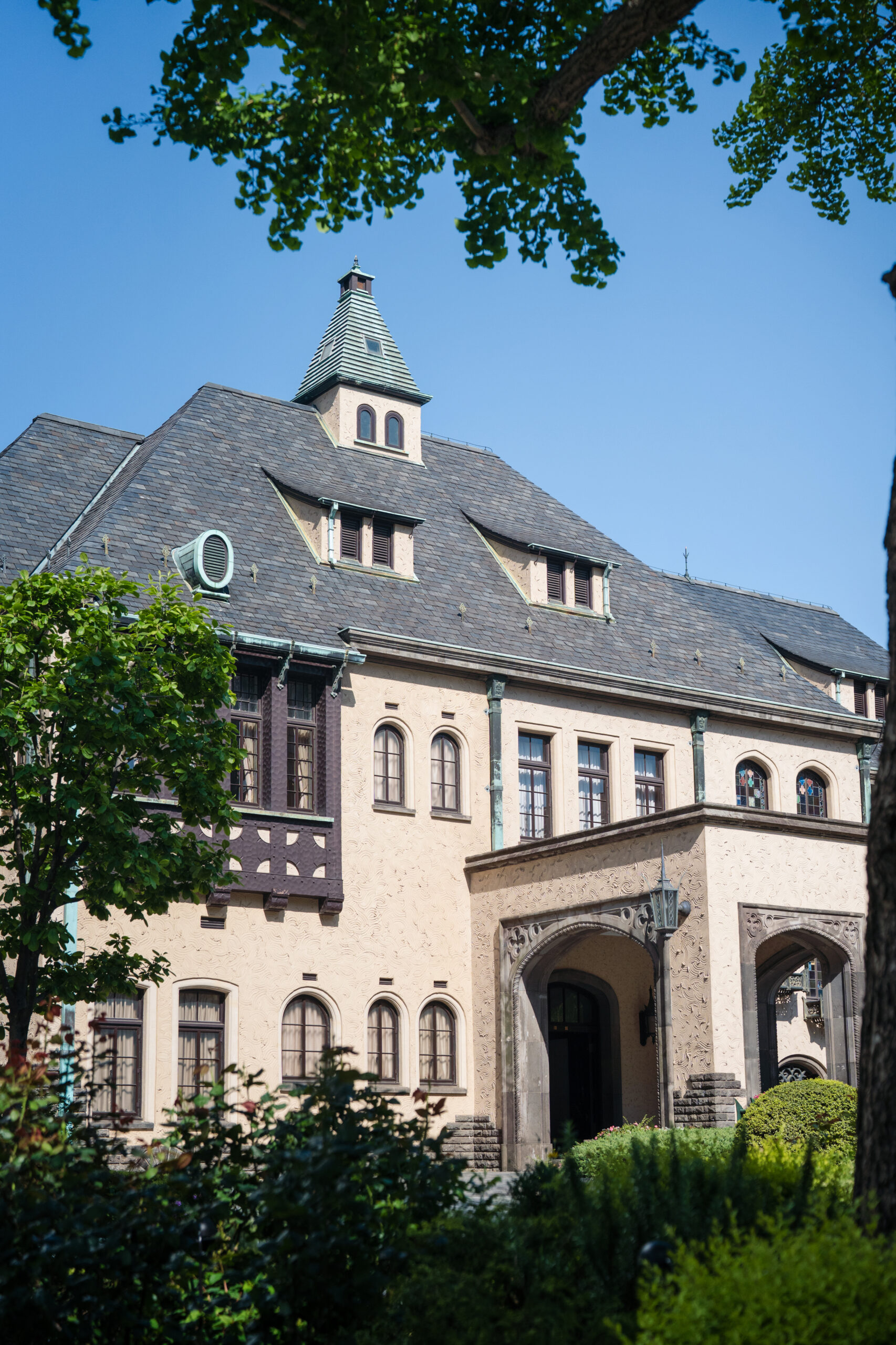 トリートドレッシングアディション店の提携会場、赤坂プリンスクラシックは、まるで海外のような雰囲気溢れる歴史ある洋館で、人々に長きにわたって愛されてきた歴史ある結婚式会場です。