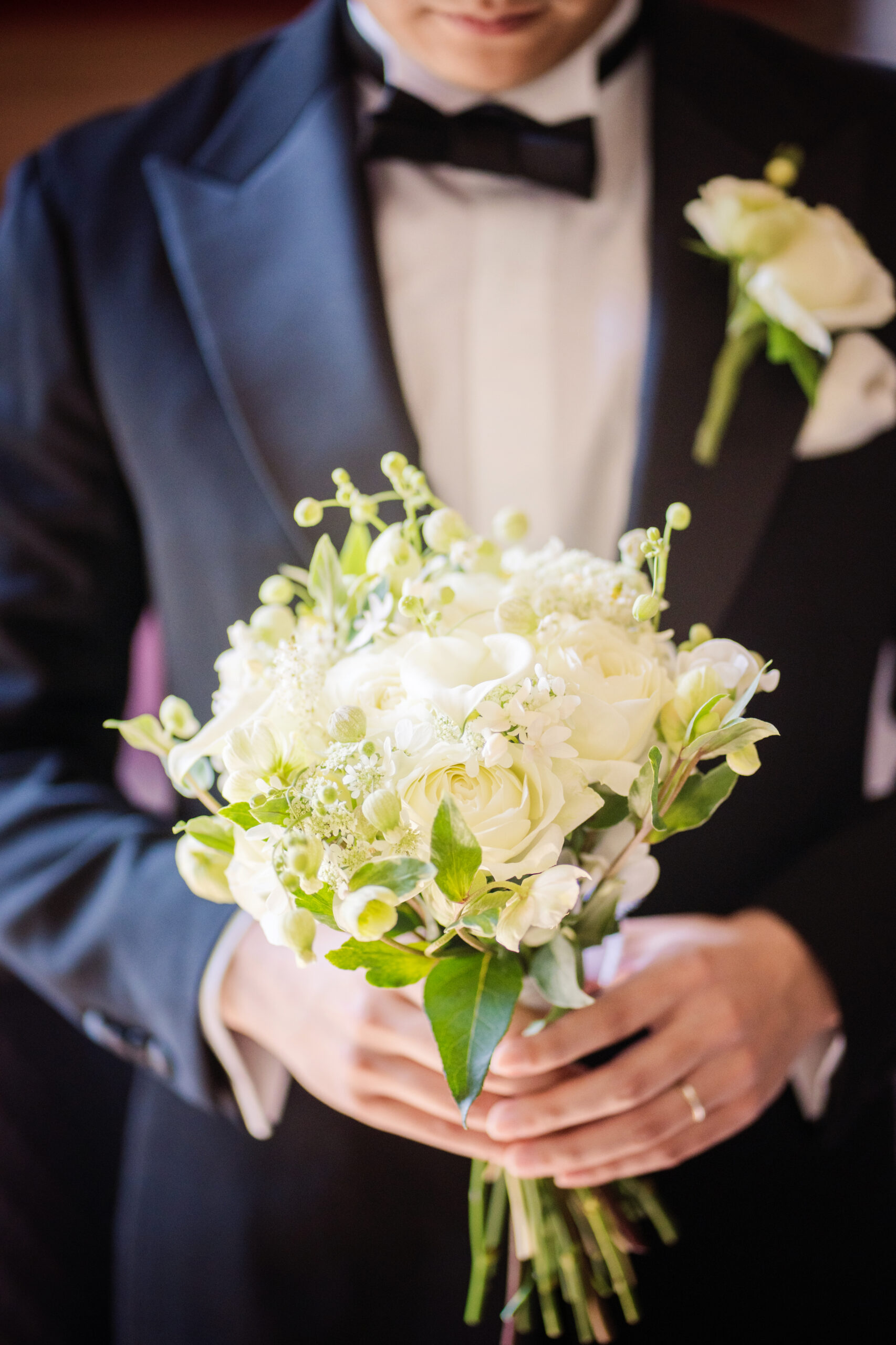 ファッションディレクター西口修平監修のオーセンティックなブラックのタキシード、ルシュマンを身に纏うご新郎様