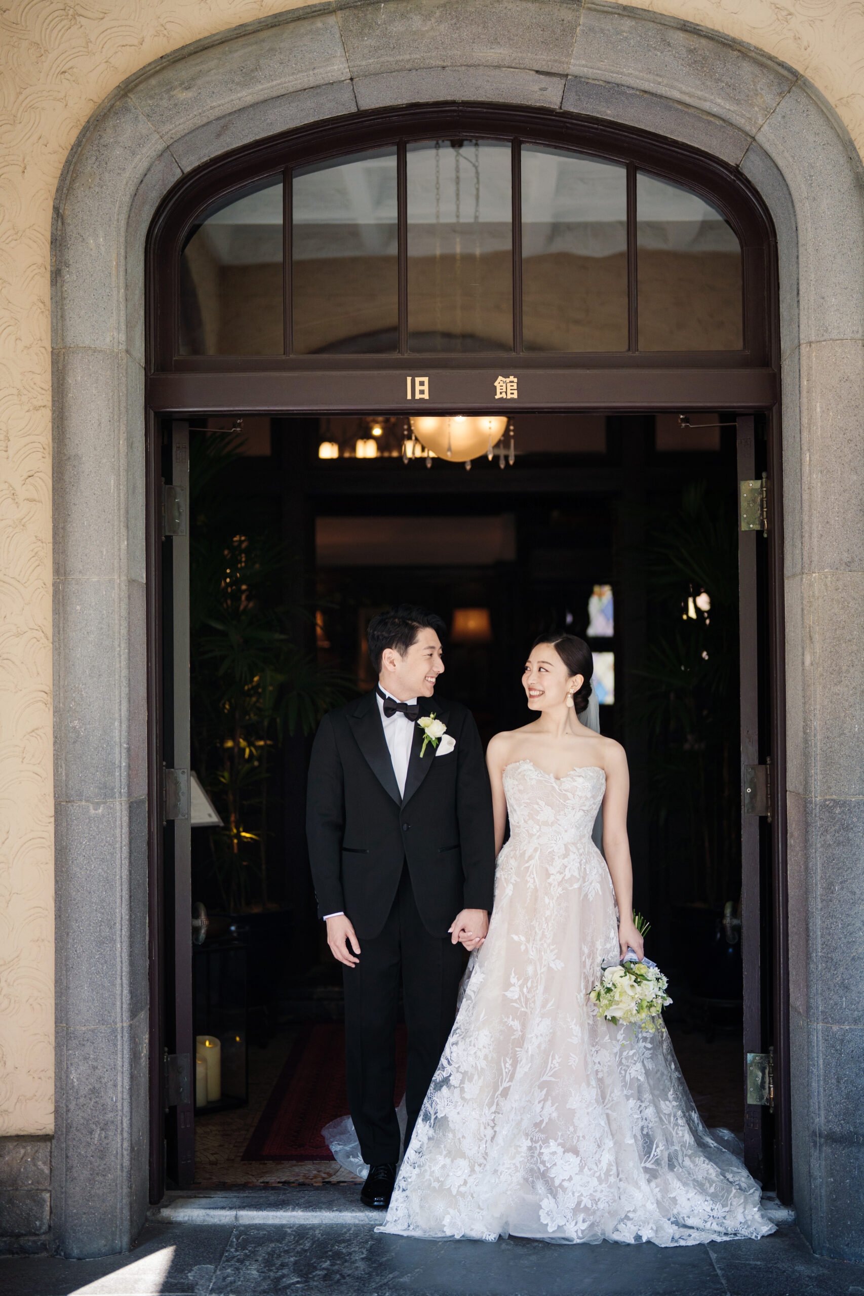 東京の人気ドレスショップTHE TREAT DRESSINGの提携会場、赤坂プリンスクラシックハウスでまるで海外ウェディングのような上質でエレガントな結婚式を挙げられたご新郎ご新婦様。