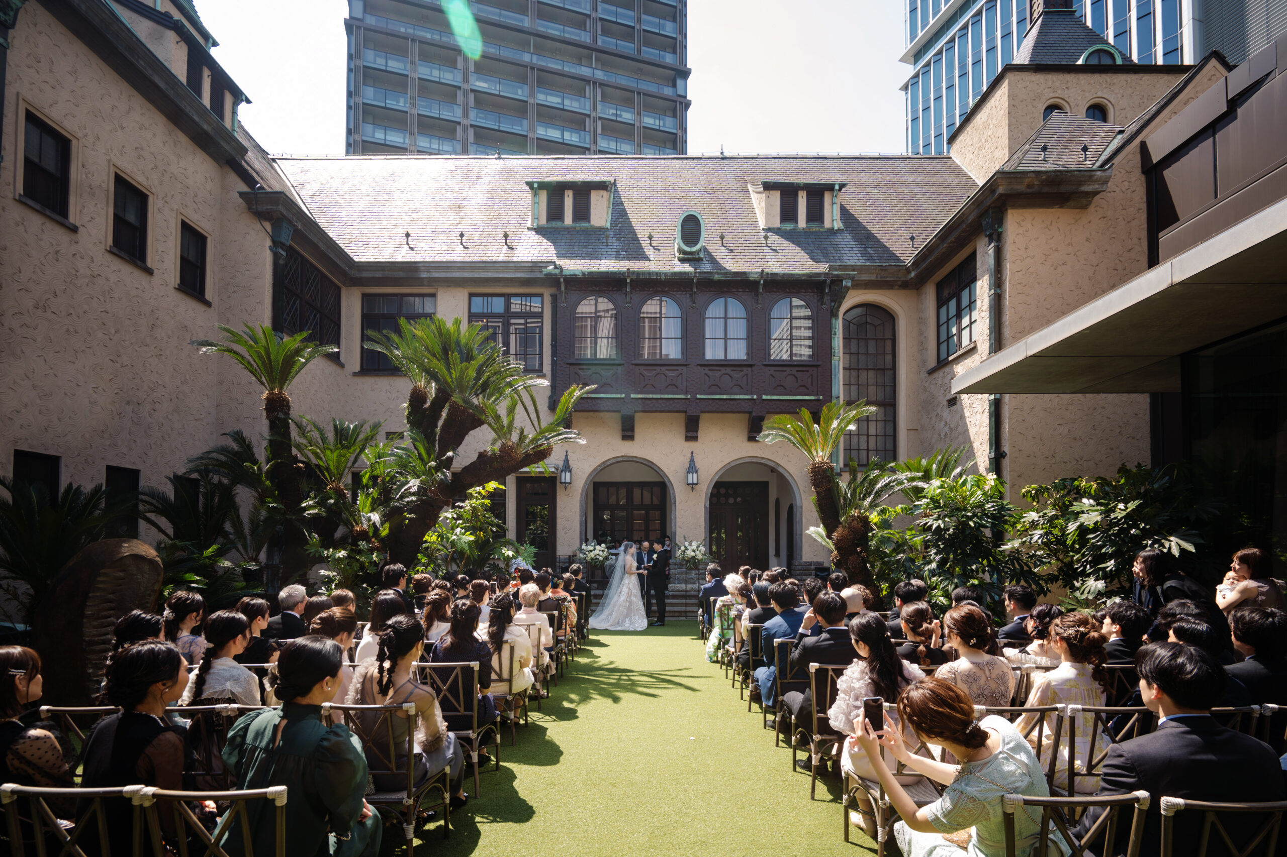 ステンドグラスが美しい赤坂プリンスクラシックハウスのプライベートガーデンで執り行うゲスト皆様の笑顔溢れるアットホームなガーデン挙式
