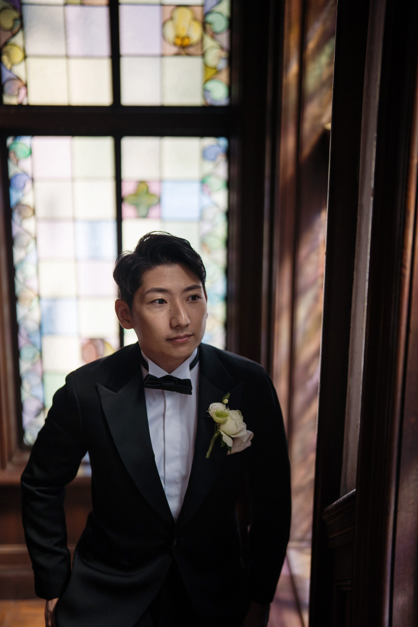 ファッションディレクター西口修平監修のオーセンティックなブラックのタキシード、ルシュマンを身に纏うご新郎様