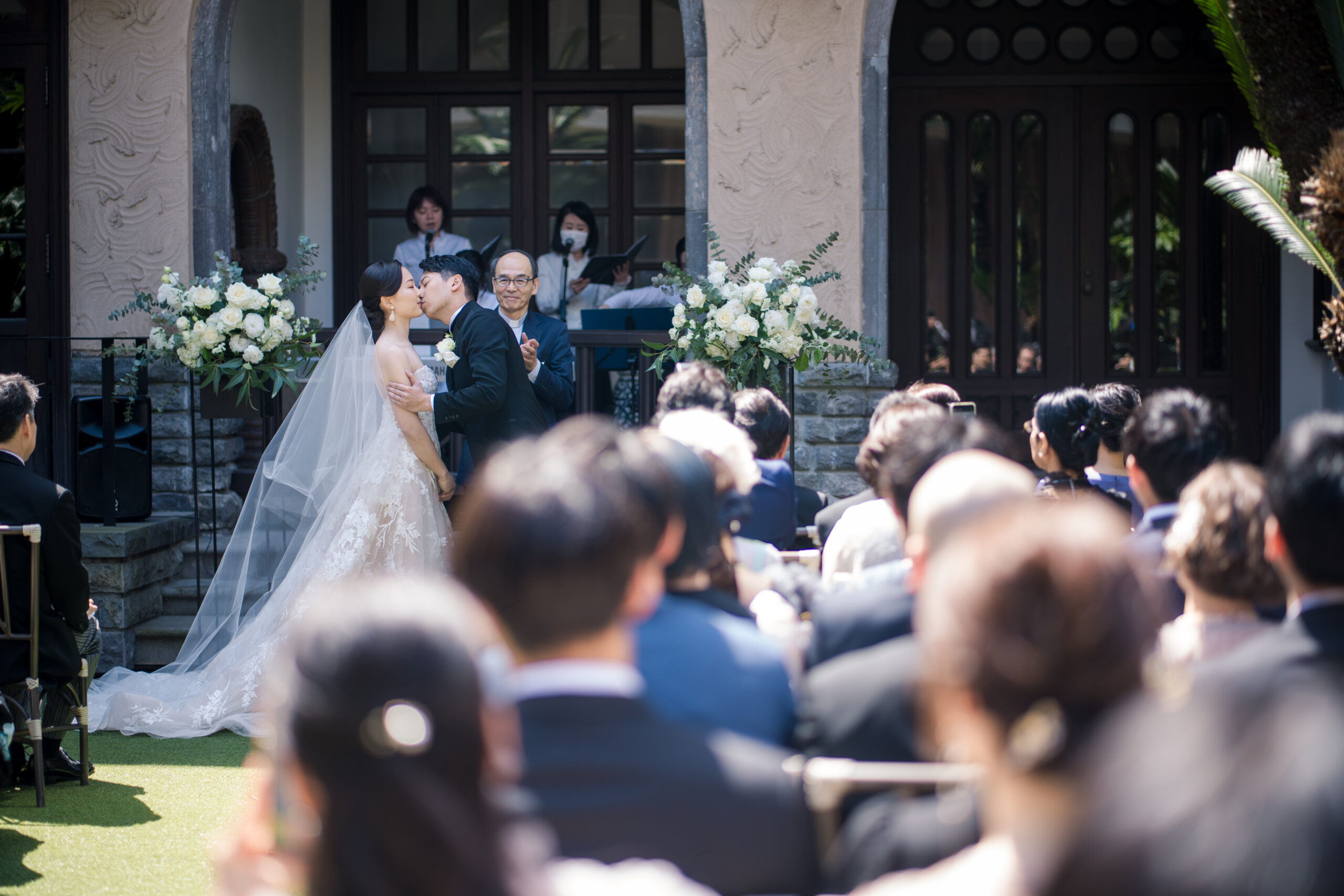 ステンドグラスが美しい赤坂プリンスクラシックハウスのプライベートガーデンで執り行うゲスト皆様の笑顔溢れるアットホームなガーデン挙式
