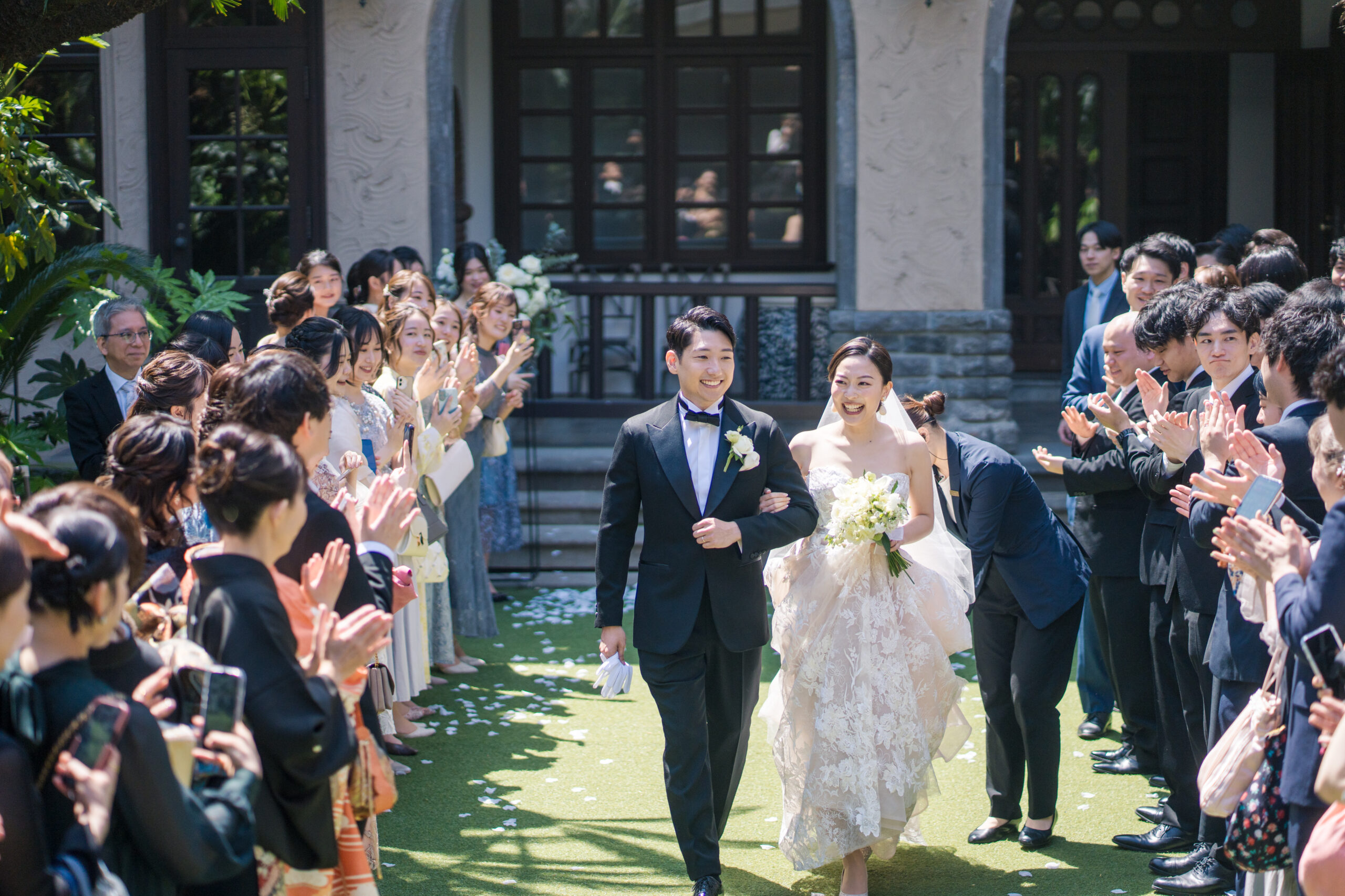 ステンドグラスが美しい赤坂プリンスクラシックハウスのプライベートガーデンで執り行うゲスト皆様の笑顔溢れるアットホームなガーデン挙式