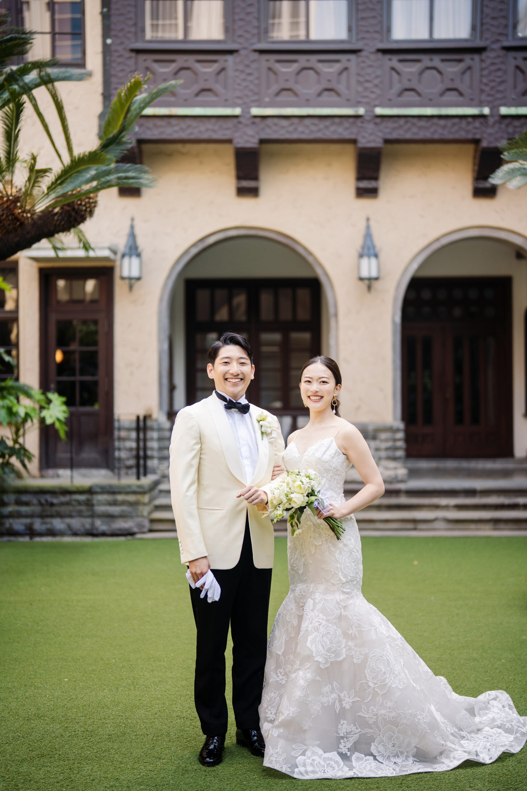 赤坂プリンスクラシックハウスのプライベートガーデンで、海外のレッドカーペットを彷彿とさせるセンス溢れるお洒落なコーディネートにお色直しされたご新郎様とご新婦様。