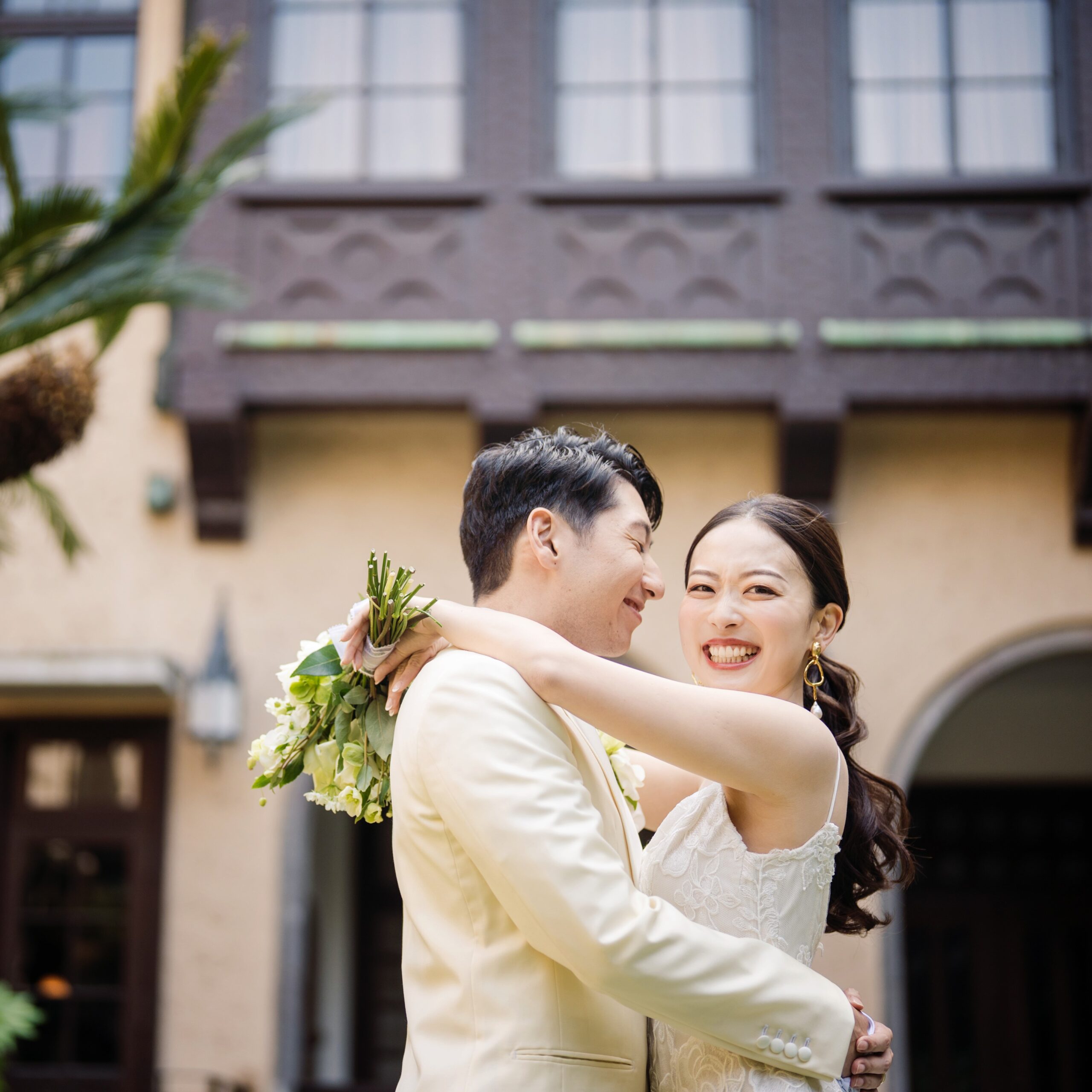 赤坂プリンスクラシックハウスのプライベートガーデンで、海外のレッドカーペットを彷彿とさせるセンス溢れるお洒落なコーディネートにお色直しされたご新郎様とご新婦様。