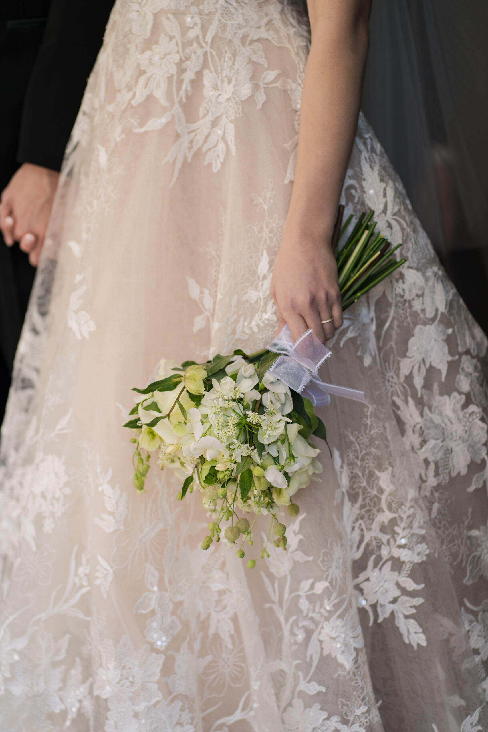 モニークルイリエの刺繍とスパンコールが美しいAラインのウェディングドレス