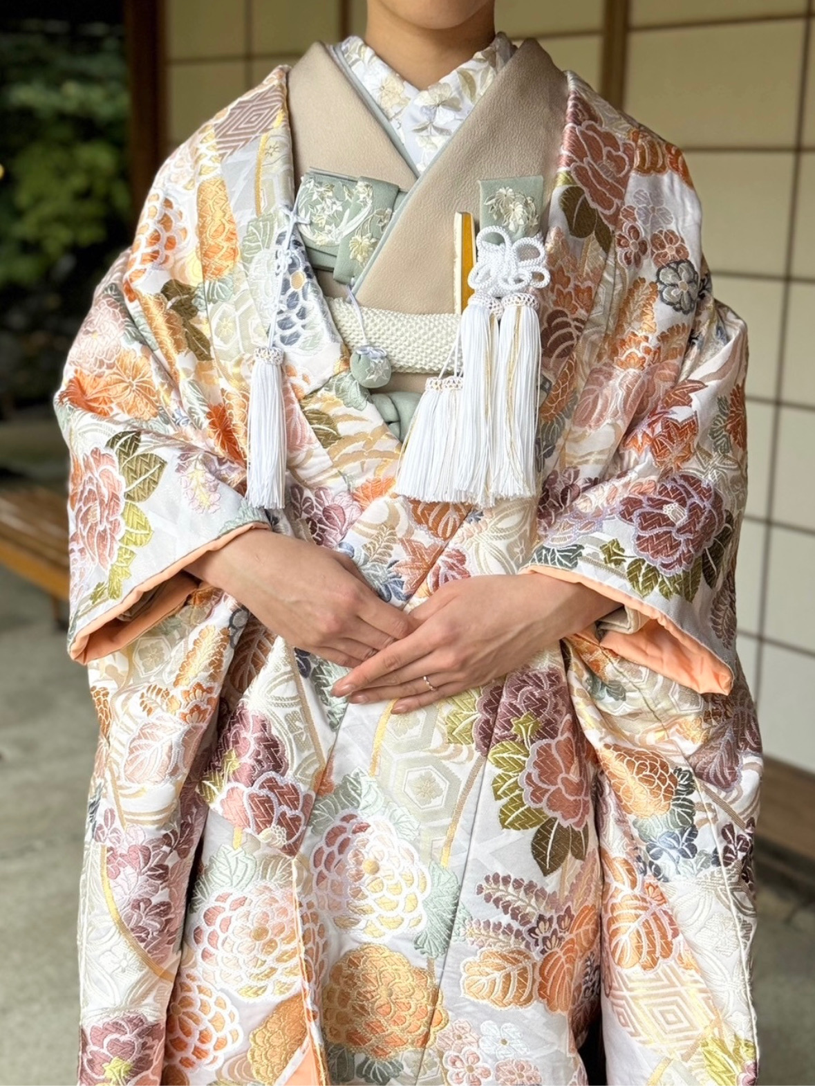 柔らかい水色の小物を合わせたモダンな色打掛のコーディネート