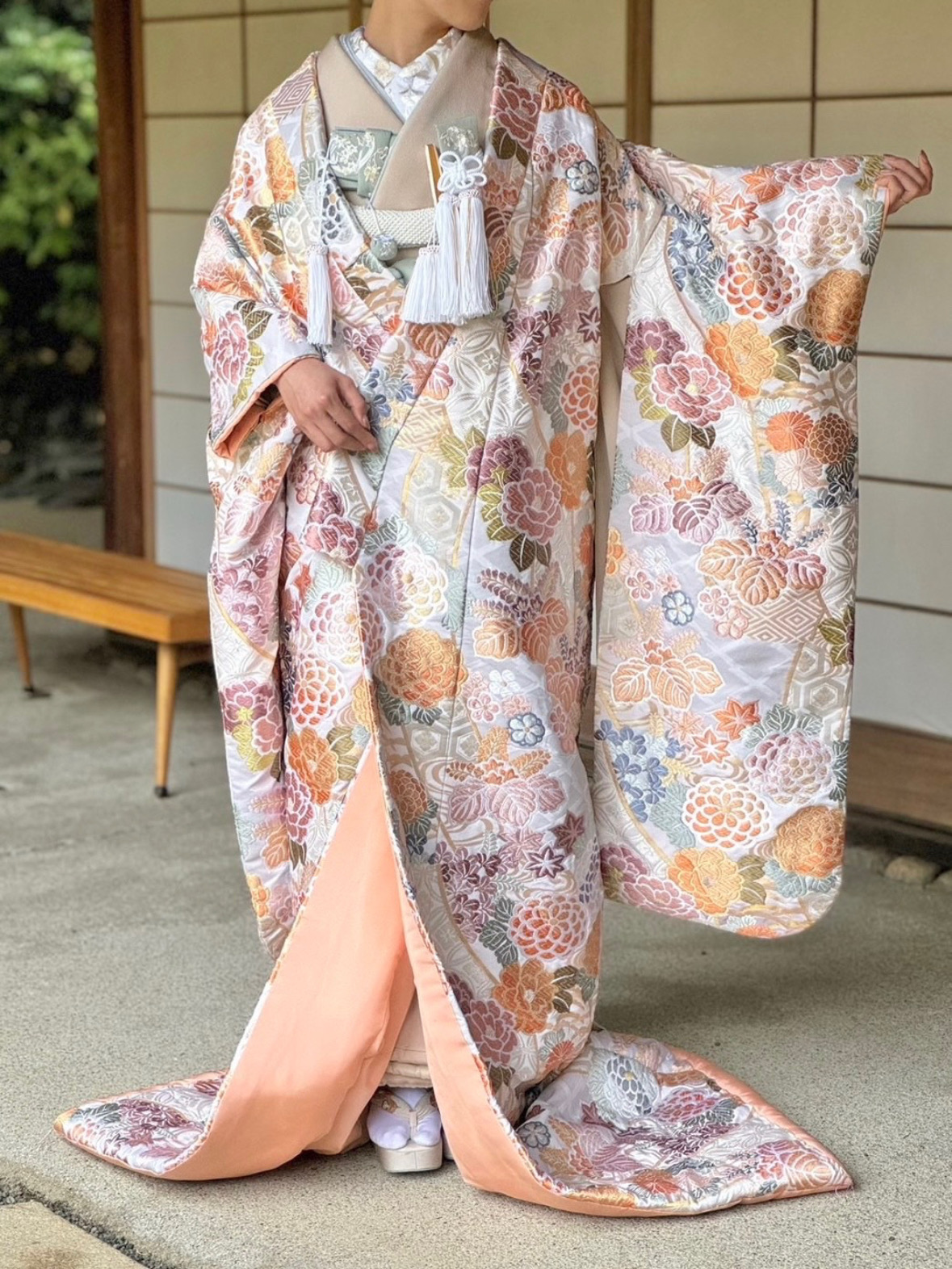 ザトリートドレッシング大阪店の提携会場のザガーデンオリエンタル大阪におすすめする鮮やかな色味と豪華な花々に刺繍が施された色打掛