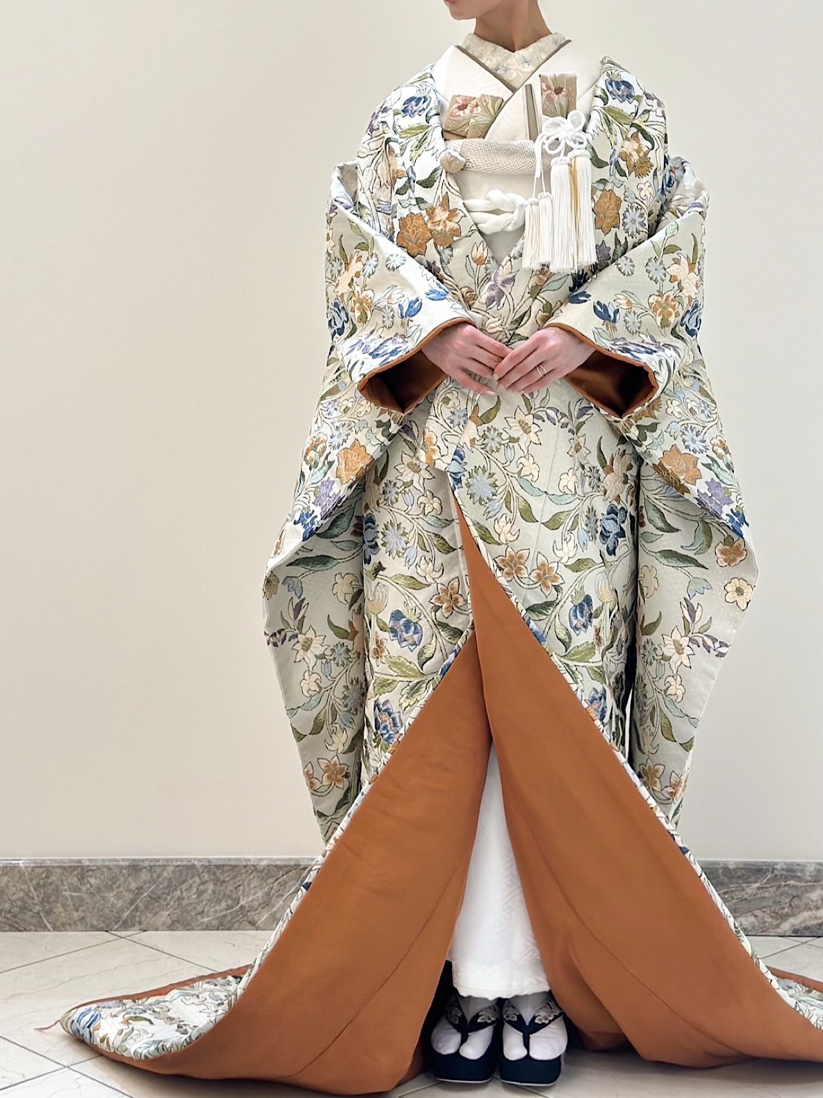 オリエンタルホテル神戸・相楽園・蘇州園にて結婚式を挙げる花嫁におすすめな、モダンでおしゃれな上質さを感じる水色の色打掛をご紹介