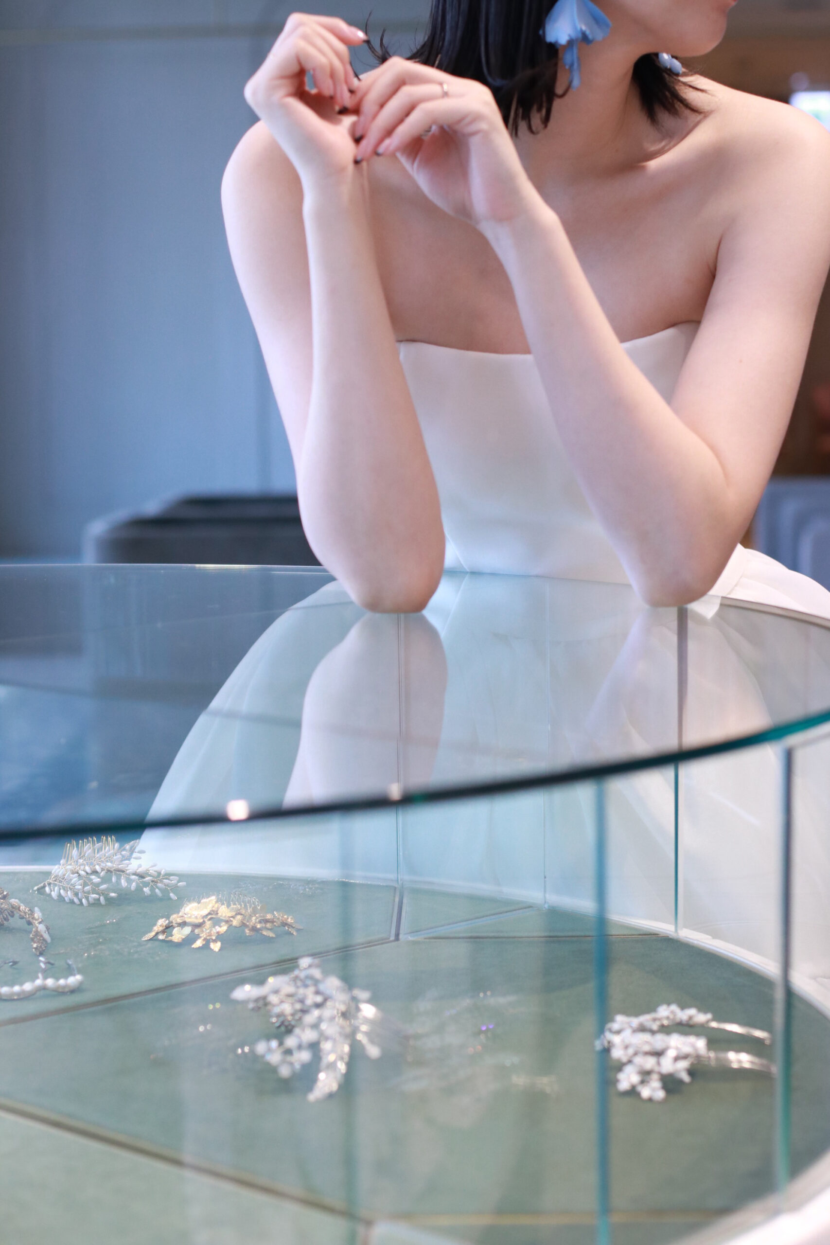 ザマークグランドホテルで結婚式を挙げられる埼玉花嫁におすすめしたいアムサーラの新作ウェディングドレスでの披露宴スタイルはキャッチ-で遊び心のある大振りのイヤリングを合わせるのがおすすめ