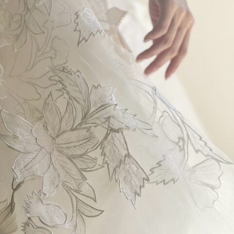 オスカーデラレンタの繊細な技術で施された異素材のモチーフが美しさと奥行きを感じさせ、圧倒的な存在感を放つウェディングドレス