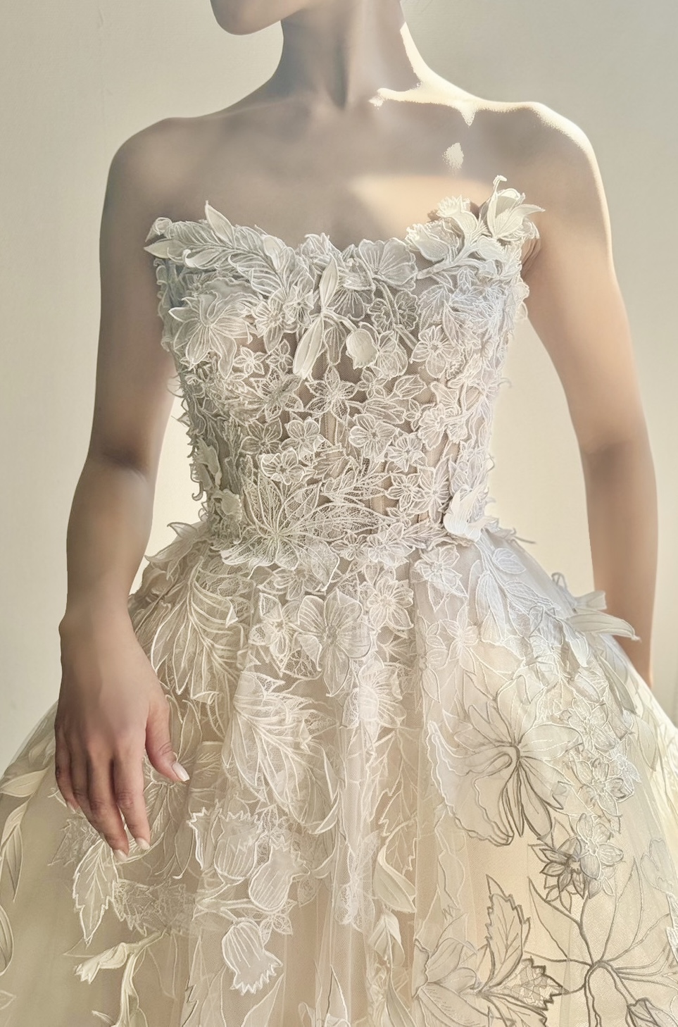 一度きりの結婚式にふさわしい上質で繊細なレースが美しいラグジュアリーなウェディングドレス