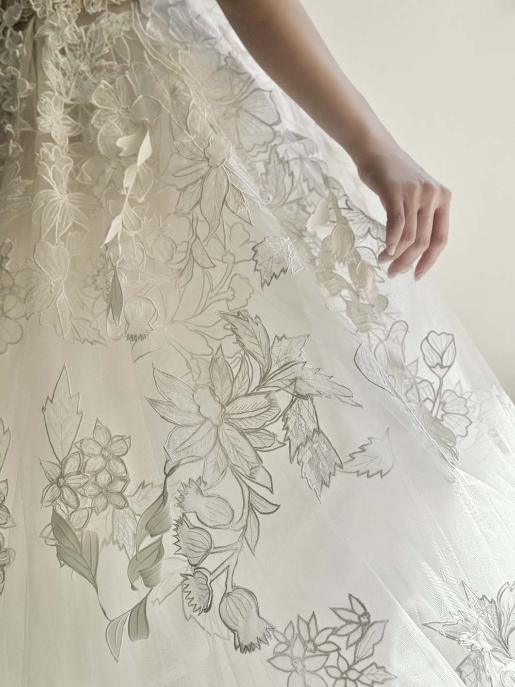 大阪の結婚式場におすすめな透け感が美しく、草花モチーフが立体的なオスカーデラレンタの新作ウェディングドレス