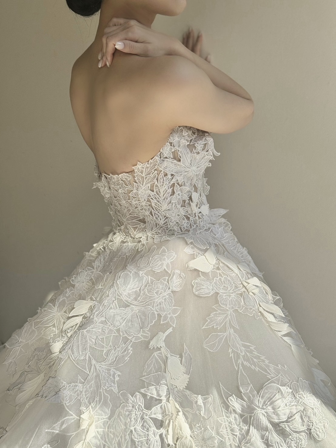 大阪の結婚式場で叶える上質でラグジュアリーなパーティやアットホームなパーティスタイルにぴったりなオスカーデラレンタのウェディングドレス