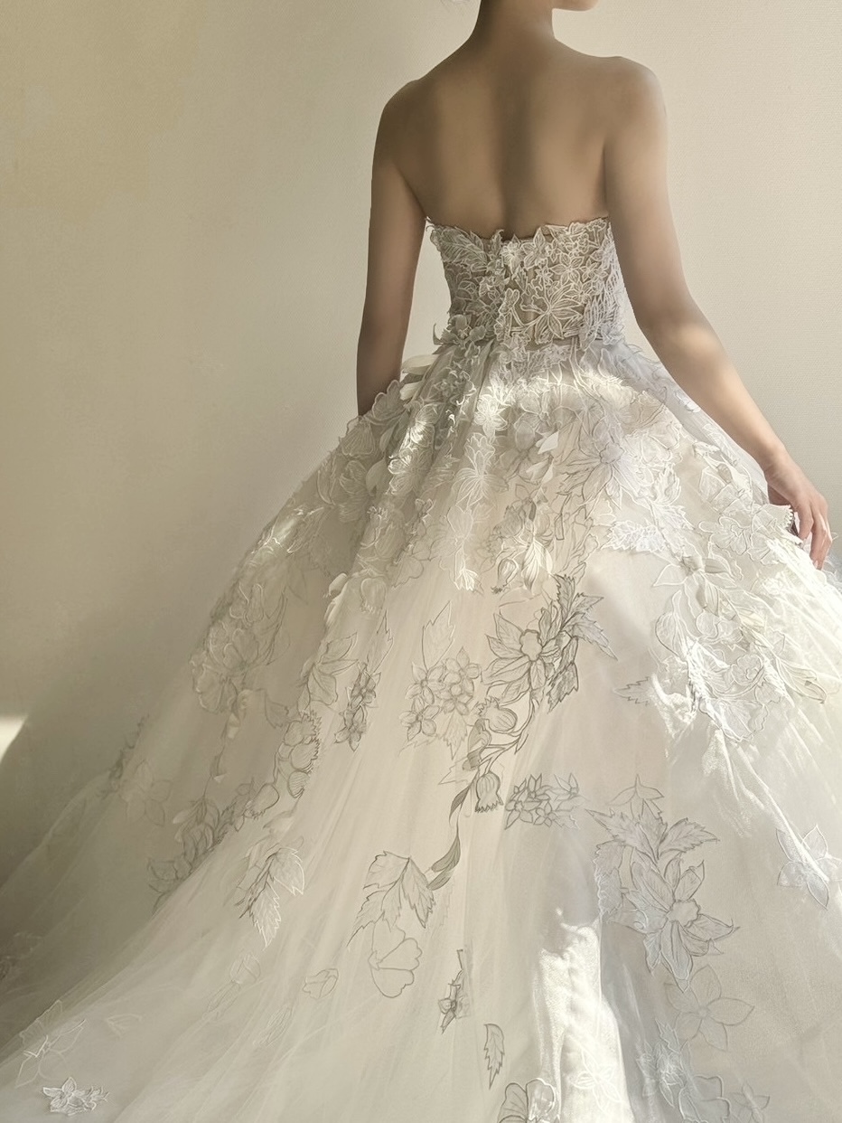 繊細な技術で作り出される美しい透け感が幻想的なAラインのウェディングドレス