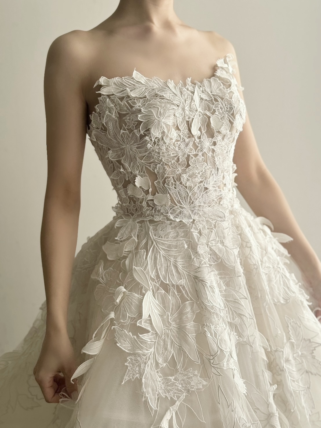 最高級ブランドのオスカーデラレンタが手掛けるため息がこぼれるほど繊細なAラインのウェディングドレス